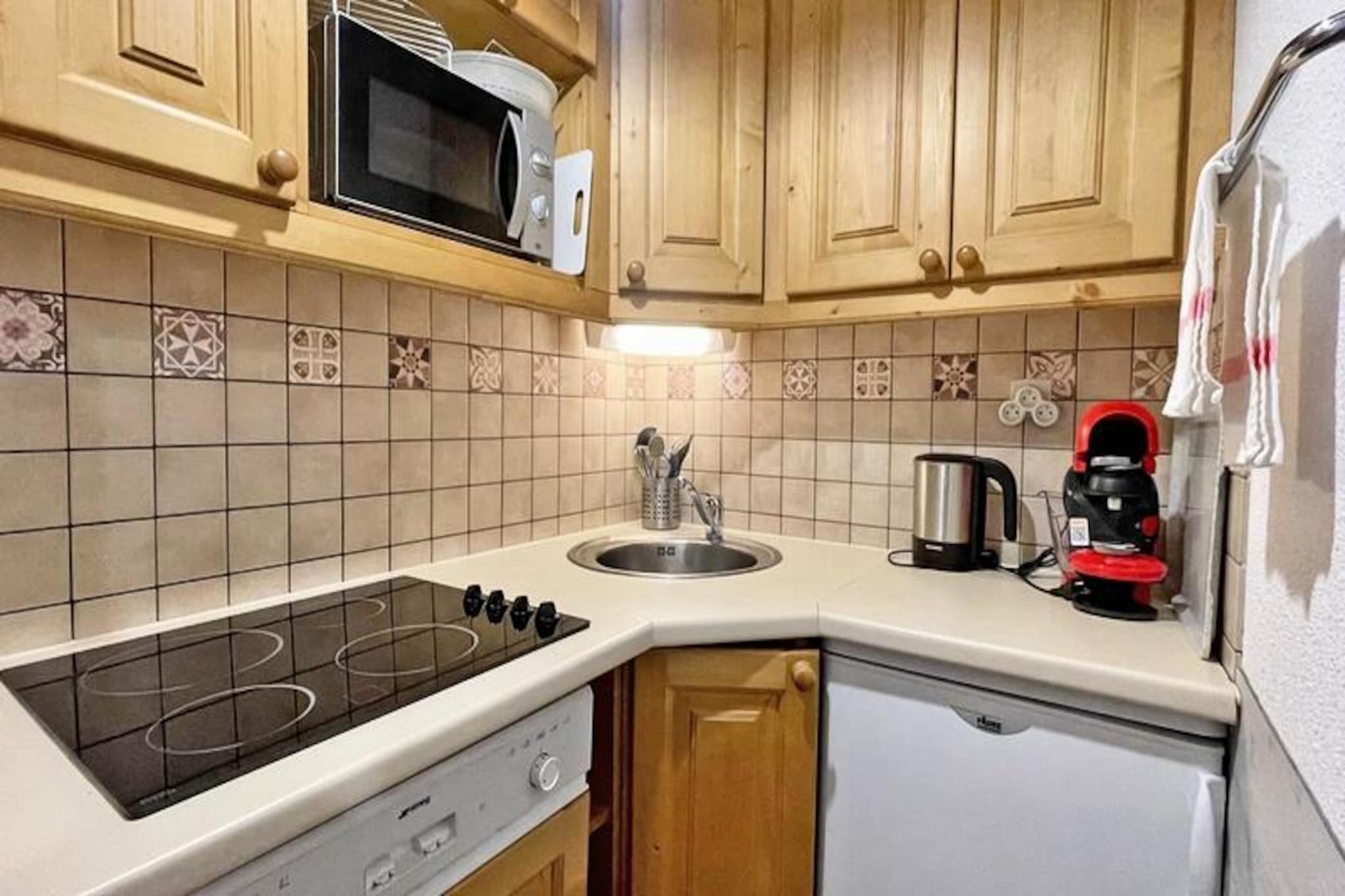 DBA316 - 1 BEDROOM APARTMENT + SLEEPING ALCOVE - BALCONY - SLEEPS 6 - 1800 Area