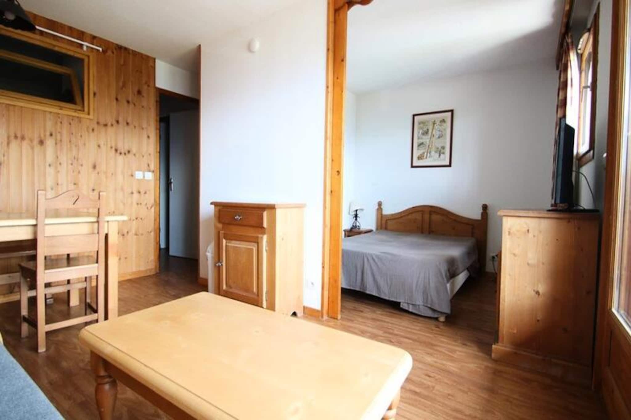 DBA218 - 1 BEDROOM APARTMENT + SLEEPING ALCOVE - BALCONY - SLEEPS 6 - 1800 Area