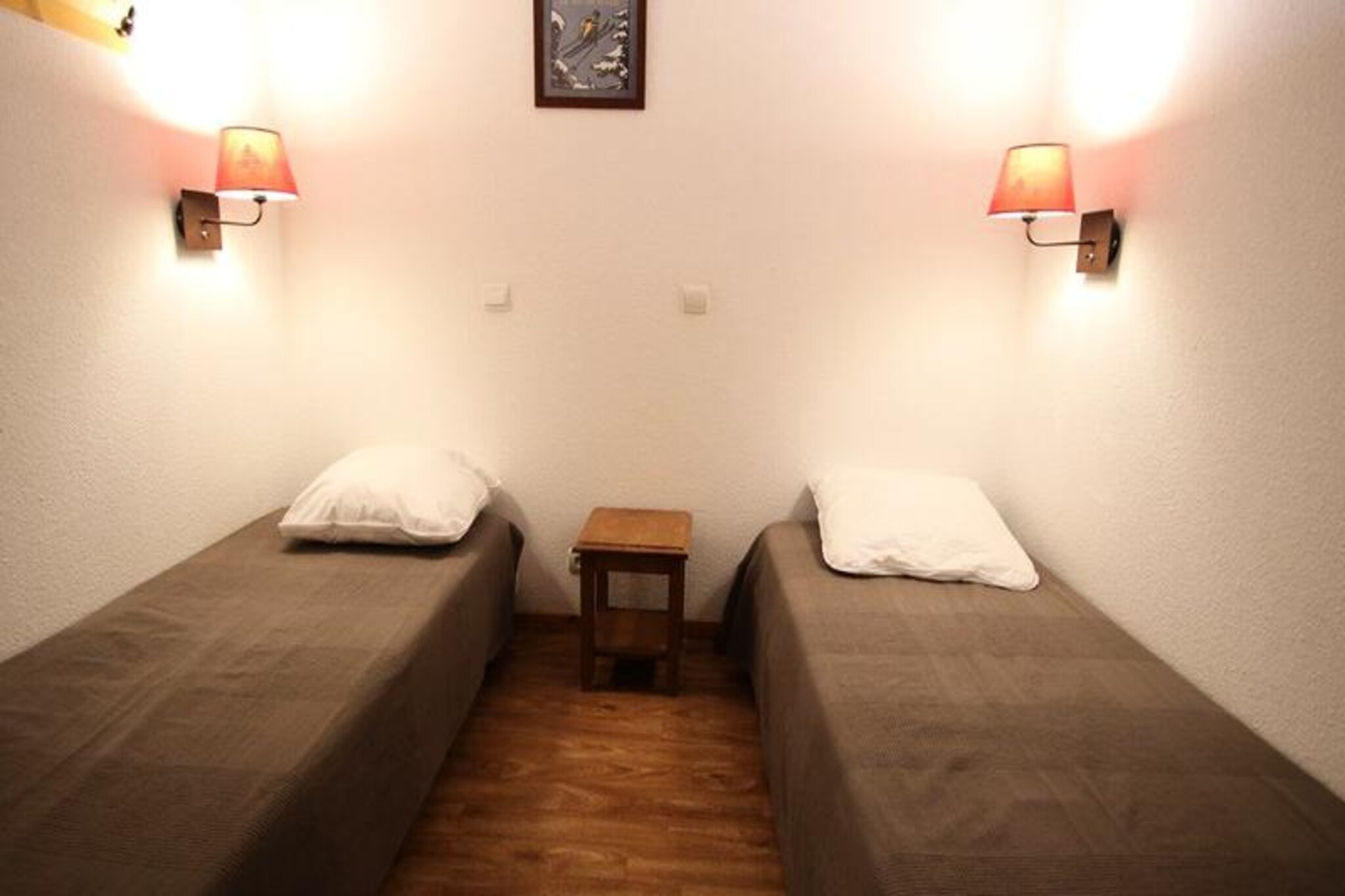 DBA218 - 1 BEDROOM APARTMENT + SLEEPING ALCOVE - BALCONY - SLEEPS 6 - 1800 Area