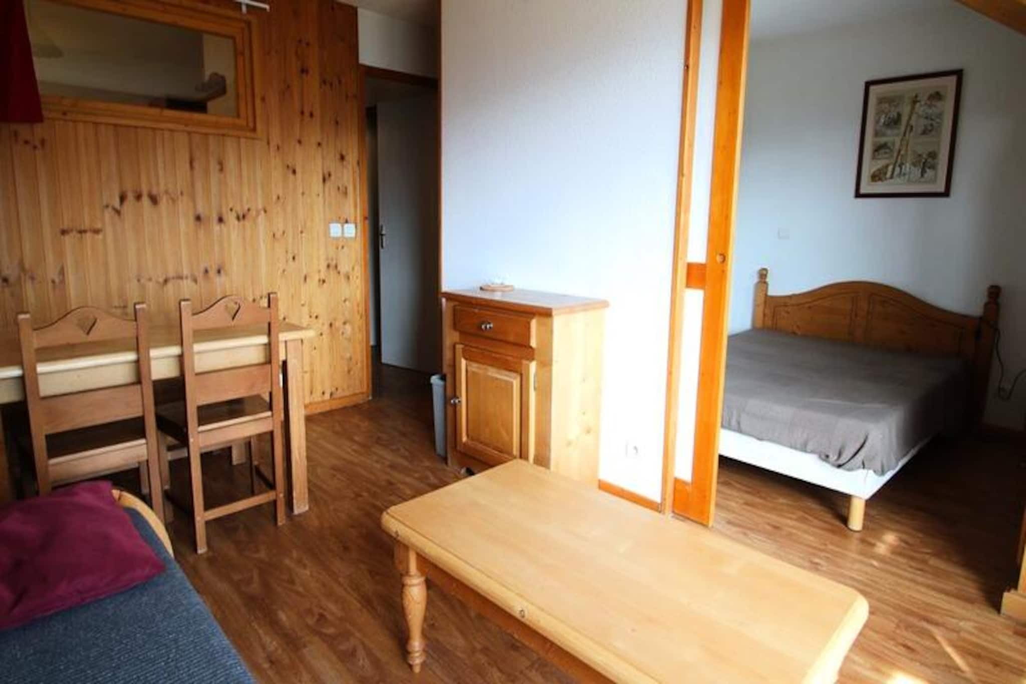 DBA326 - 1 BEDROOM APARTMENT + SLEEPING ALCOVE - BALCONY - SLEEPS 6 - 1800 Area