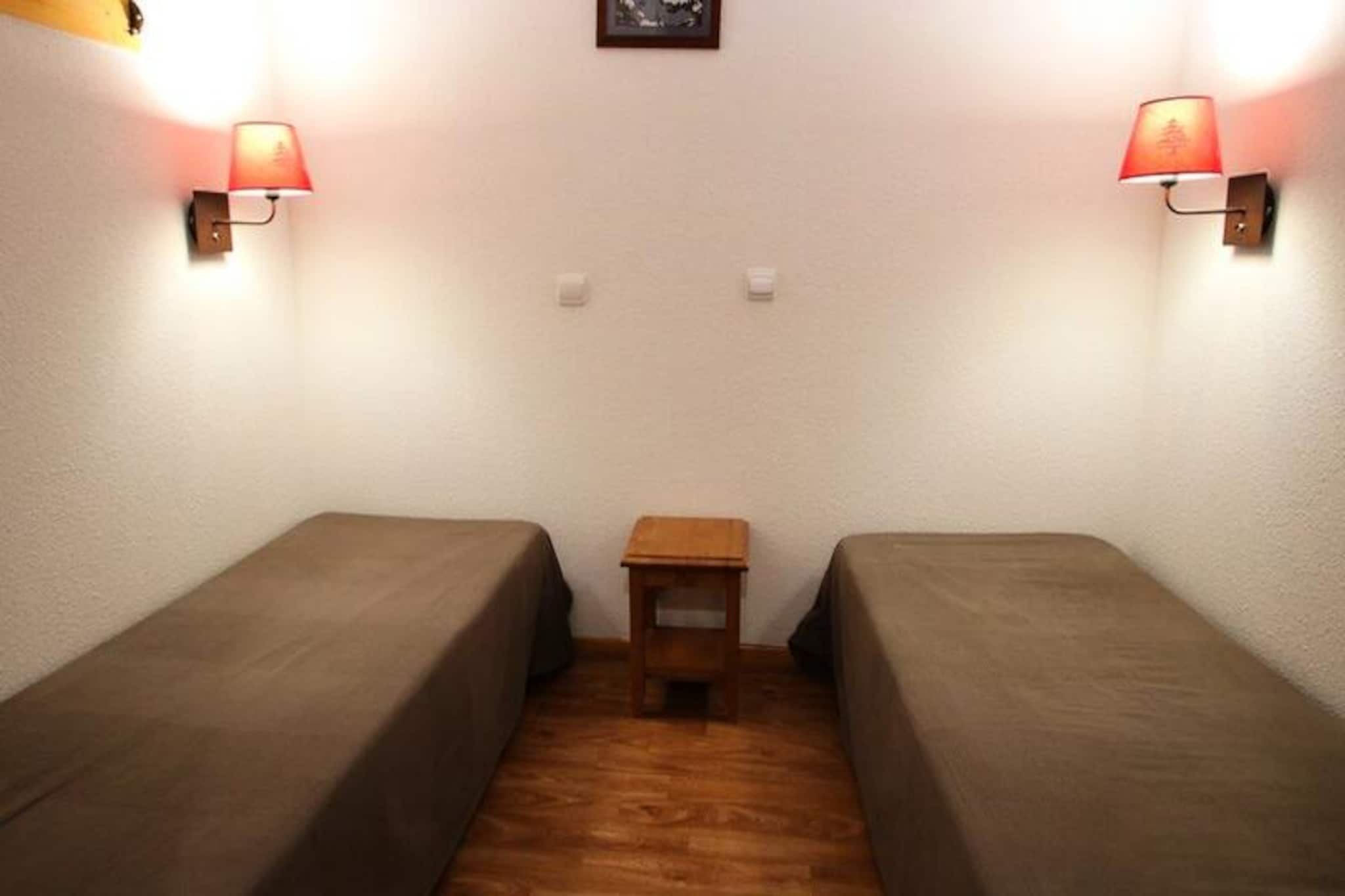 DBA326 - 1 BEDROOM APARTMENT + SLEEPING ALCOVE - BALCONY - SLEEPS 6 - 1800 Area