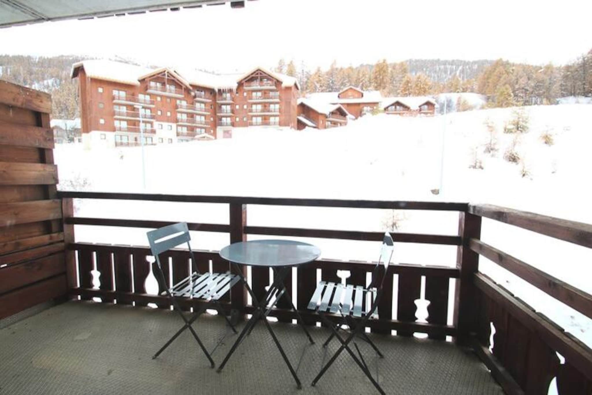 DBA325 - 1 BEDROOM APARTMENT + SLEEPING ALCOVE - BALCONY - SLEEPS 6 - 1800 Area