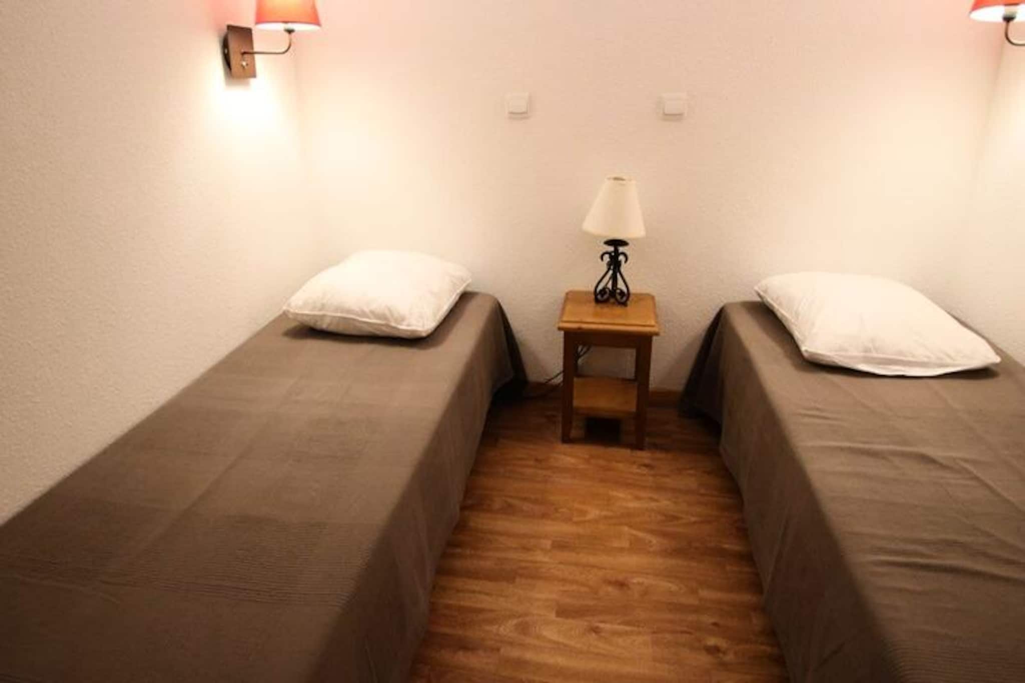 DBA325 - 1 BEDROOM APARTMENT + SLEEPING ALCOVE - BALCONY - SLEEPS 6 - 1800 Area