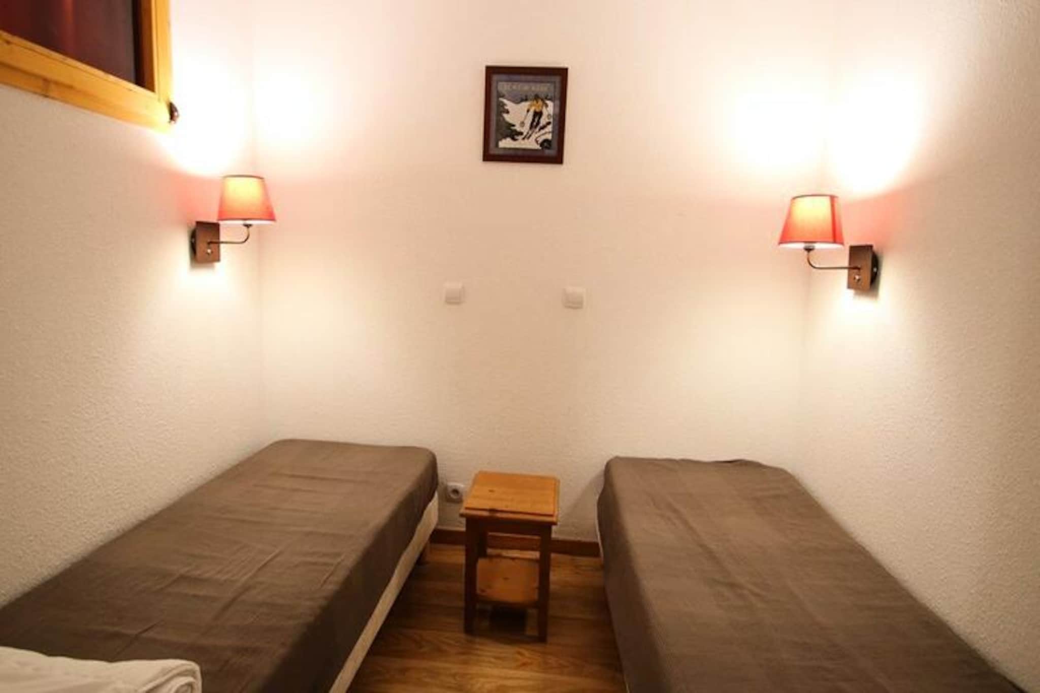 DBA211 - 1 BEDROOM APARTMENT + SLEEPING ALCOVE - BALCONY - SLEEPS 6 - 1800 Area