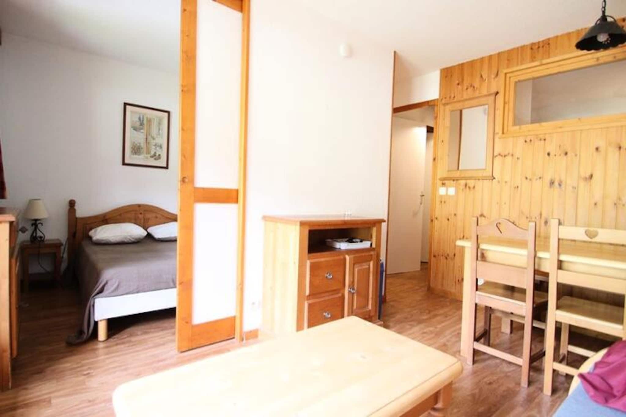 DBA229 - 1 BEDROOM APARTMENT + SLEEPING ALCOVE - BALCONY - SLEEPS 6 - 1800 Area