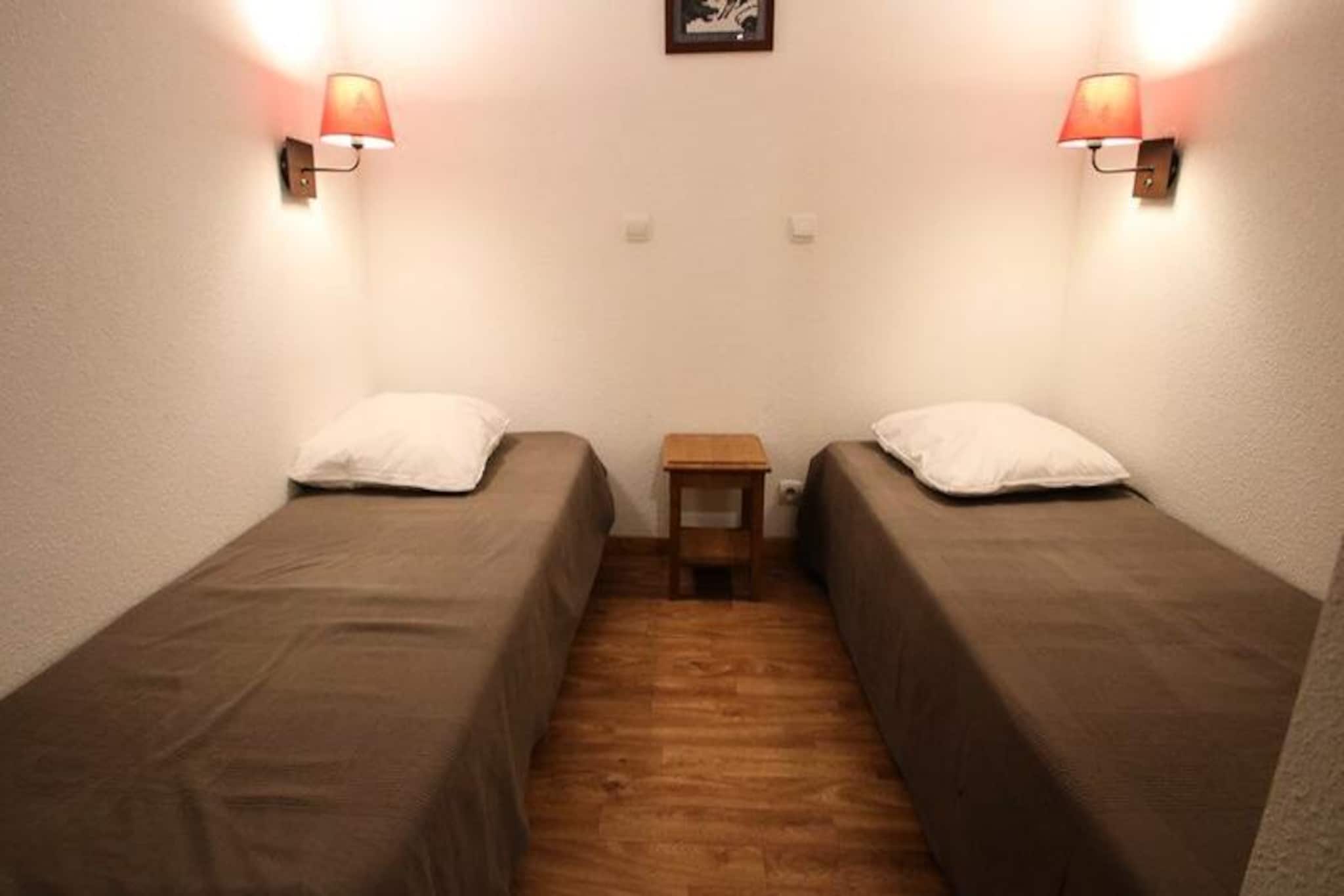 DBA229 - 1 BEDROOM APARTMENT + SLEEPING ALCOVE - BALCONY - SLEEPS 6 - 1800 Area