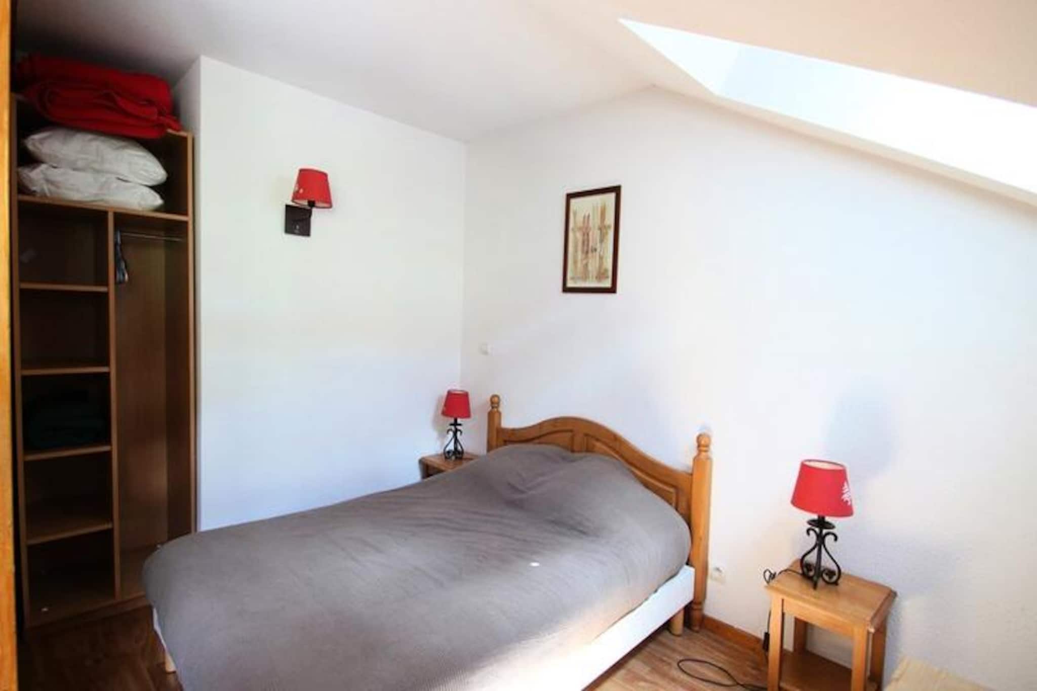 DBA417 - 2 BEDROOM APARTMENT + SLEEPING ALCOVE - BALCONY - SLEEPS 8 - 1800 Area
