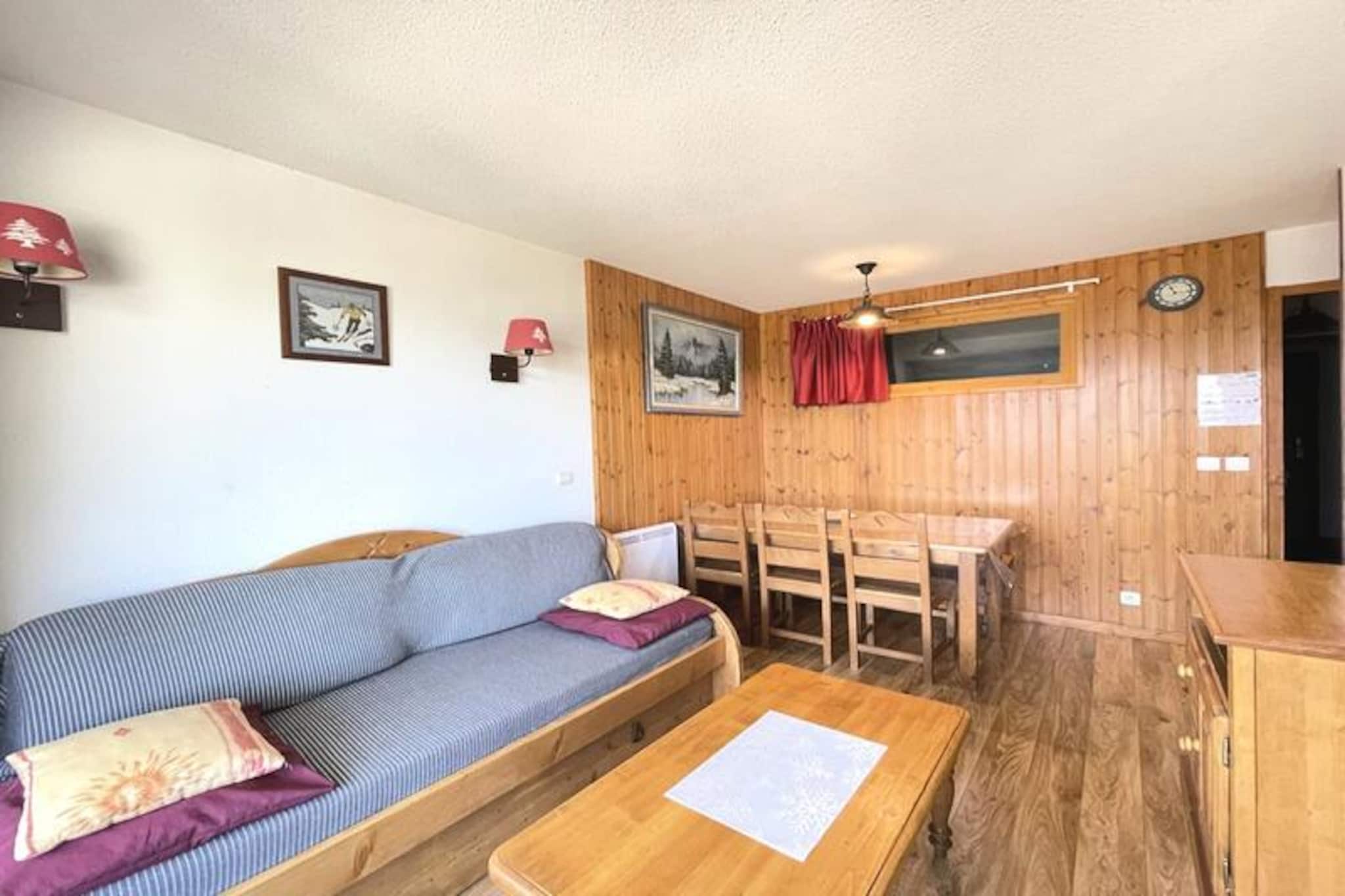 DBA204 - 1 BEDROOM APARTMENT + SLEEPING ALCOVE - BALCONY - SLEEPS 6 - 1800 Area