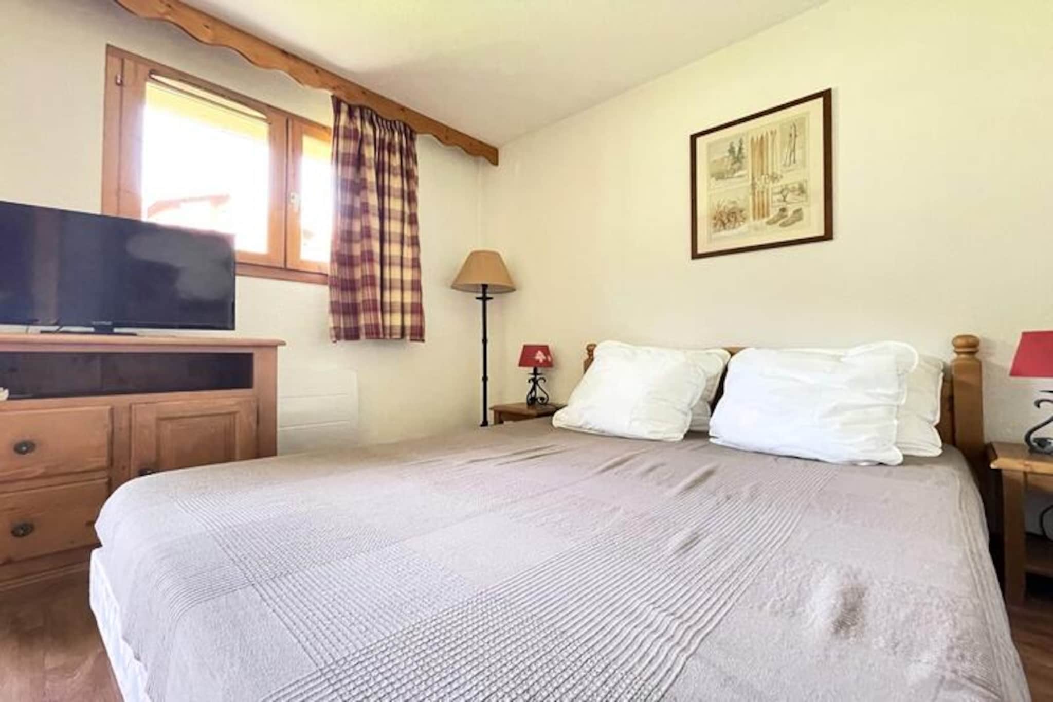 DBA313 - 1 BEDROOM APARTMENT + SLEEPING ALCOVE - BALCONY - SLEEPS 6 - 1800 Area