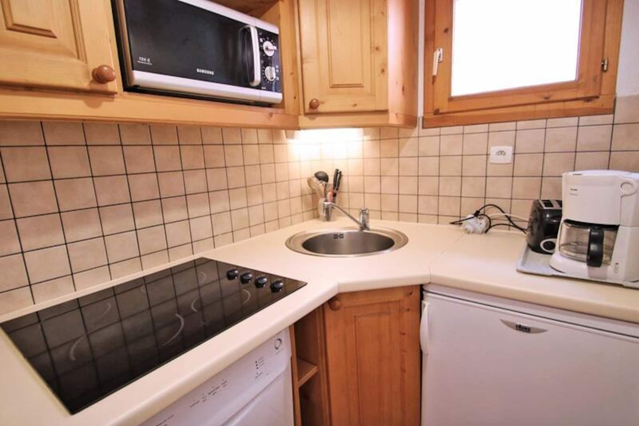 DBA313 - 1 BEDROOM APARTMENT + SLEEPING ALCOVE - BALCONY - SLEEPS 6 - 1800 Area