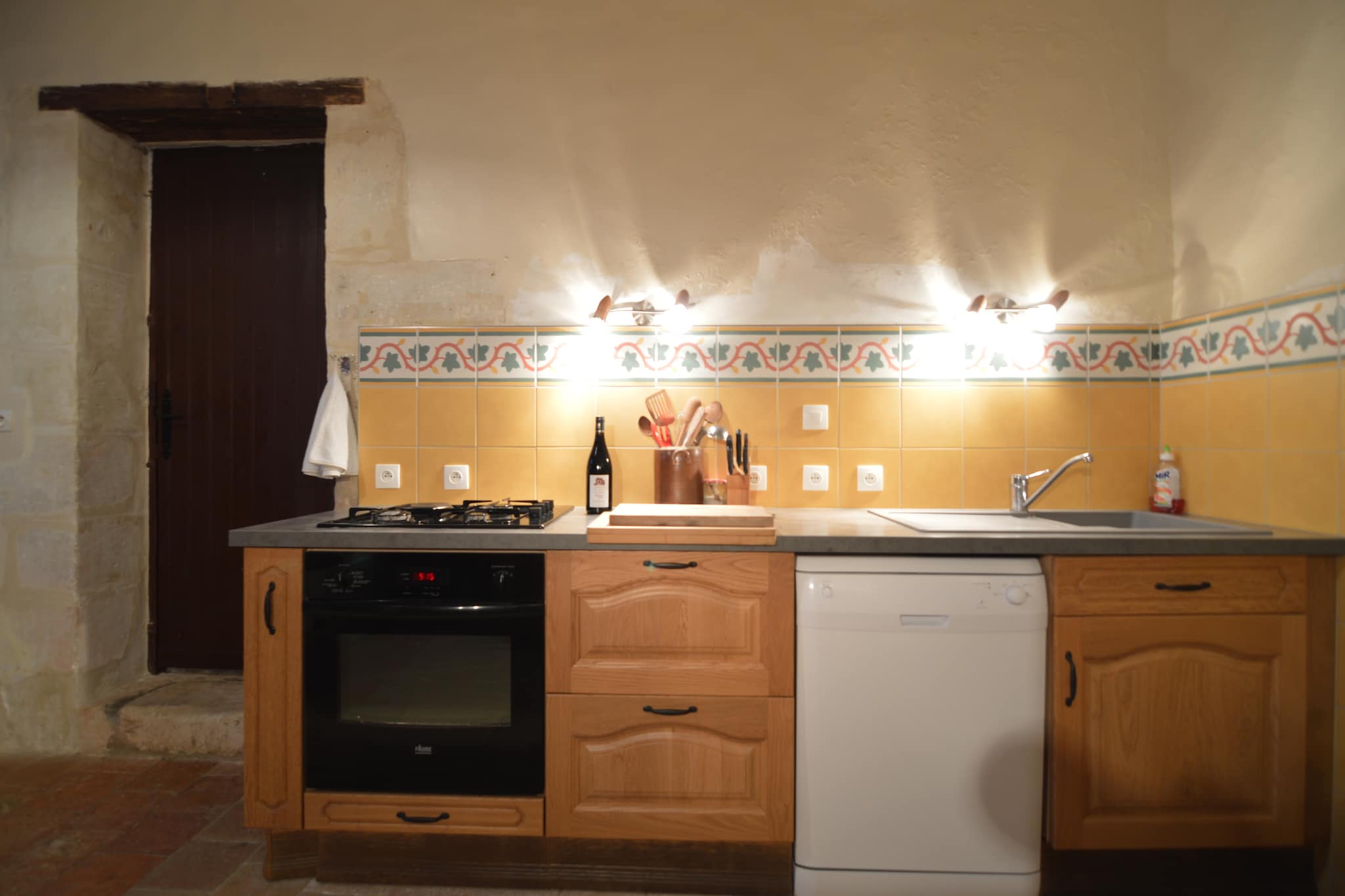 Ground floor: (Living room(TV, fireplace, radio, CD player), Kitchen(cooker(4 ring stoves), oven, microwave, dishwasher, fridge-freezer), bedroom(2x single bed, children\'s bed), bedroom(single bed, double bed), bathroom(bath tub, washbasin, toilet, washing machine), garden furniture)\n\ncarport, microwave, dishwasher, bathtub or shower, washing machine, heating(electric), terrace, garden(fenced), bicycle storage, BBQ, boules court, play equipment, ironing board, party games