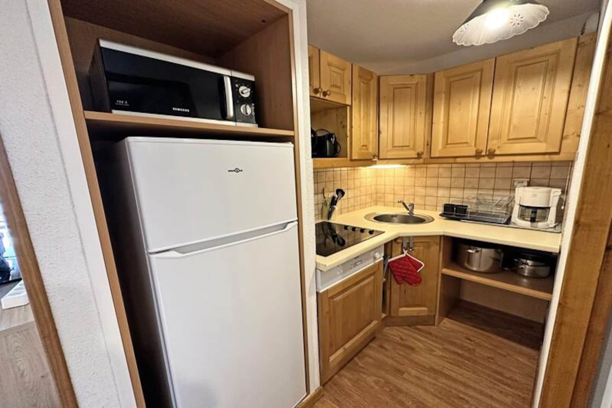 DBA208 - 1 BEDROOM APARTMENT + SLEEPING ALCOVE - BALCONY - SLEEPS 6 - 1800 Area