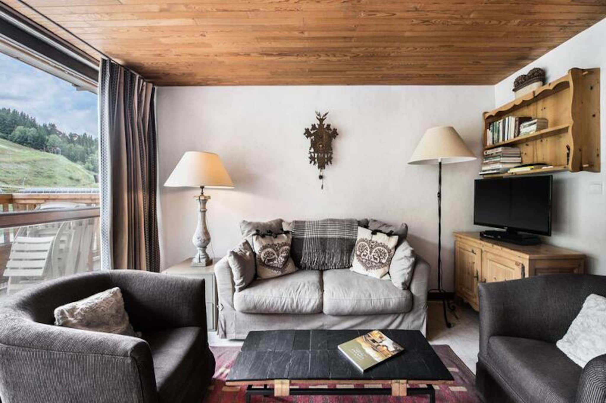 Lou Rei 408: Bright and comfortable living room with open kitchen