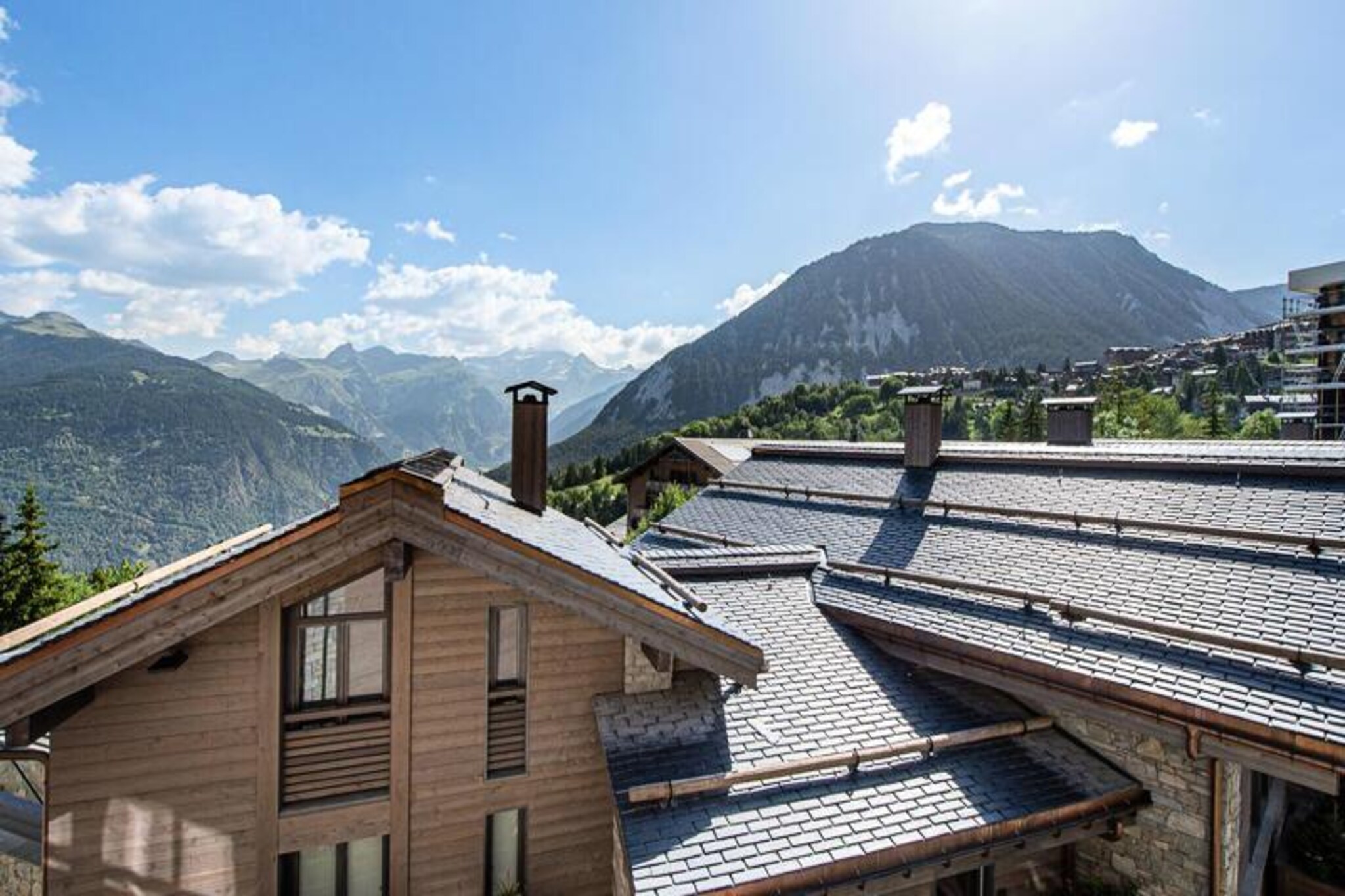 In the heart of Courchevel Village, at an altitude of 1,550 meters, Alpamayor offers a luxurious alpine retreat that harmonizes modern elegance with natural beauty. Surrounded by the breathtaking peaks of the Tarentaise Valley, this exclusive residence invites you to experience a perfect blend of tranquility and adventure. From its ski-in/ski-out access to its panoramic views, every detail has been designed to provide an unforgettable mountain escape.
This brand-new 140m² apartment accommodates up to eight adults across four beautifully appointed bedrooms. The ground floor features a spacious living area with a cozy fireplace and a balcony that opens up to stunning alpine vistas. A fully equipped kitchen and dining area make it easy to share meals and create lasting memories. The lower level offers additional comfort with a sauna, a luxurious bathroom with a double walk-in shower, and flexible sleeping arrangements to suit families or groups of friends. Modern amenities like Wi-Fi, a ski locker, and two covered parking spaces ensure a seamless and comfortable stay.
Step outside and find yourself just moments from Courchevel Village’s charming shops, restaurants, and ski slopes. In winter, enjoy the convenience of beds made upon arrival, a welcome basket, and mid-stay cleaning services. In summer, the region transforms into a haven for hikers and nature enthusiasts, with trails that showcase the beauty of the French Alps. Whether you’re here to ski, relax, or explore, Alpamayor offers an unparalleled experience in one of the world’s most prestigious alpine destinations.
