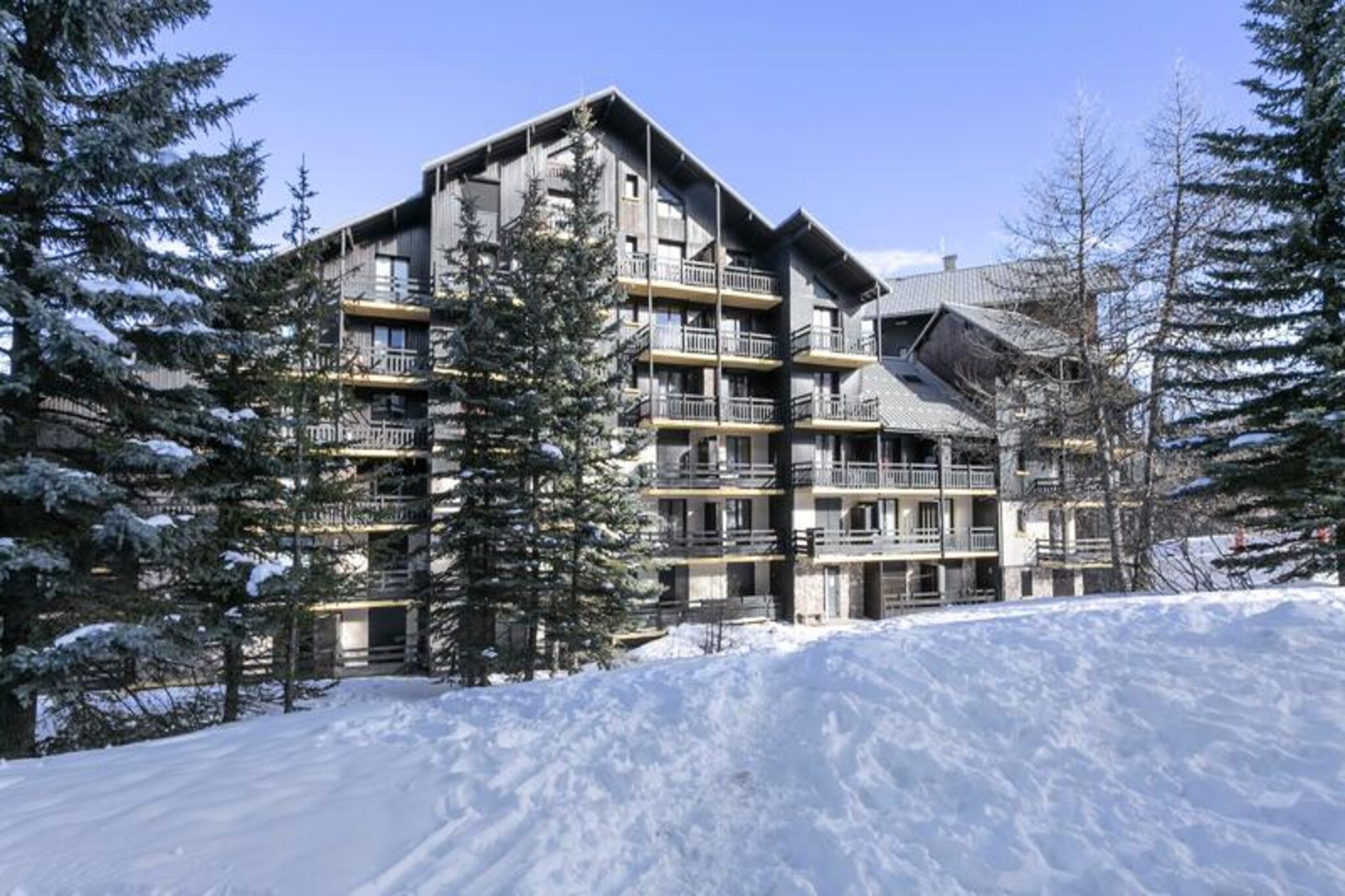 High above the serene valleys of the Hautes-Alpes, Résidence les Clarines invites you to immerse yourself in the beauty of the Forêt Blanche ski area. With its breathtaking mountain views and direct access to the slopes via the Césier ski lift, this cozy retreat is a haven for winter sports enthusiasts and nature lovers alike. Picture yourself waking up to the crisp alpine air, stepping onto your south-facing balcony, and gazing out at the pristine snow-covered peaks that surround you. 

Inside, this thoughtfully designed studio apartment offers all the essentials for a comfortable stay. The open-plan living area features a sofa bed and seating for three, creating a welcoming space to relax after a day on the slopes. The well-equipped kitchen allows you to prepare hearty meals, while the freestanding bathtub in the bathroom provides the perfect spot to unwind. With its compact yet functional layout, this 26 m² rental is ideal for couples or small families seeking a cozy mountain getaway. 

Located in the heart of the Risoul resort, Résidence les Clarines places you just 100 meters from shops, restaurants, and entertainment options like a cinema and bowling alley. The ski school, only 400 meters away, ensures that even the youngest guests can enjoy the slopes. Whether you’re exploring the vibrant resort center or venturing out into the snowy wilderness, everything you need is within easy reach. 

Choose Résidence les Clarines for your next alpine escape and experience the perfect blend of adventure and relaxation. With its unbeatable location, stunning views, and welcoming atmosphere, it’s the ideal base for creating unforgettable memories in the mountains.