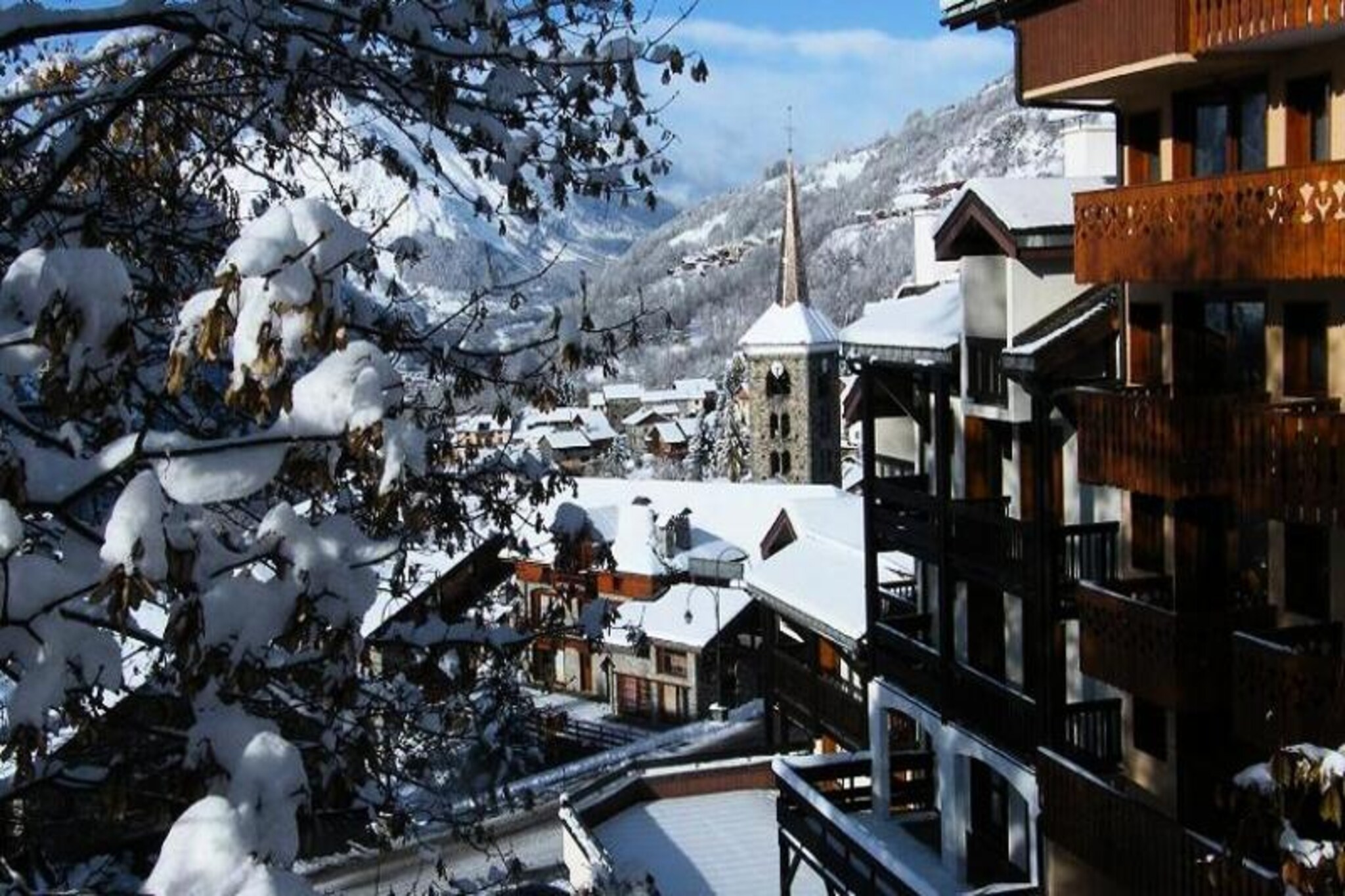 High above the charming village center, this delightful duplex apartment offers a cozy alpine retreat with breathtaking views of the surrounding peaks. Located in the HORS PISTE residence, you’ll find yourself just steps away from local shops, including a bakery, sports store, and pharmacy, as well as direct access to the village ski lift, making it a perfect base for your mountain adventures. The south/west-facing balcony invites you to soak in the sun and admire the stunning mountain vistas after a day on the slopes. \n\nSpanning 46 m², this 3-room duplex comfortably accommodates up to six guests. The apartment features two bedrooms, one with twin beds and another with single beds, as well as a living room with a corner sofa bed equipped with a high-comfort mattress. The fully equipped kitchen includes modern appliances such as an oven, microwave, refrigerator, and dishwasher, ensuring you have everything you need to prepare hearty meals. A bathroom with a shower and a separate WC add to the convenience, while thoughtful amenities like bed linen, towels, and a ski locker are included during winter stays of seven nights or more. \n\nThe residence also provides a covered parking space, a rare luxury in the heart of the village. Beyond the comfort of your apartment, the vibrant village center offers a variety of dining and shopping options, while the ski lift grants seamless access to the pristine slopes. Whether you’re visiting in winter for skiing or in summer for hiking and exploring, this apartment offers the perfect blend of comfort, convenience, and alpine charm. \n\nChoose this welcoming retreat for an unforgettable stay in the French Alps, where every detail has been designed to make your holiday as relaxing and enjoyable as possible.