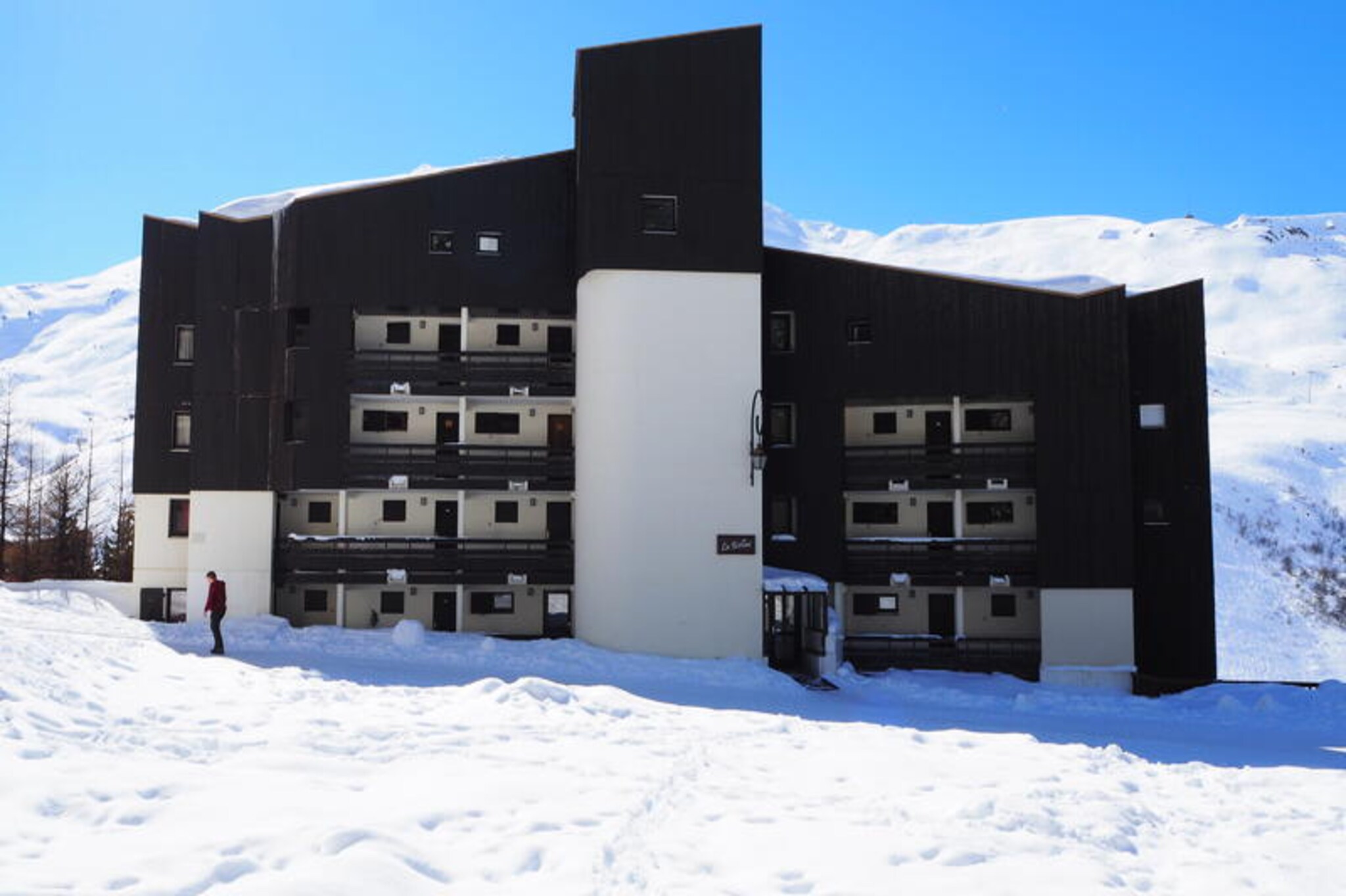 Renovated apartment · Ski-in/ski-out access · Mountain view