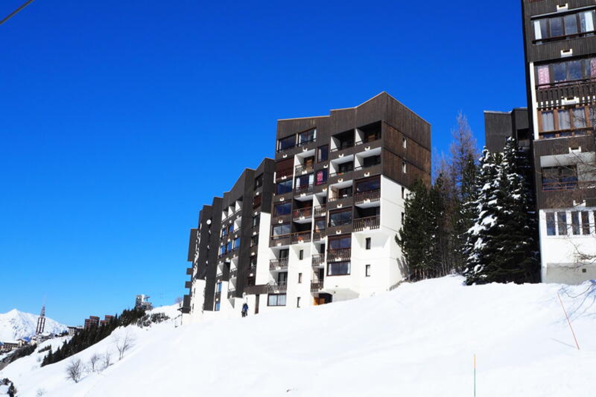 Renovated apartment · Ski-in/ski-out access · Mountain view