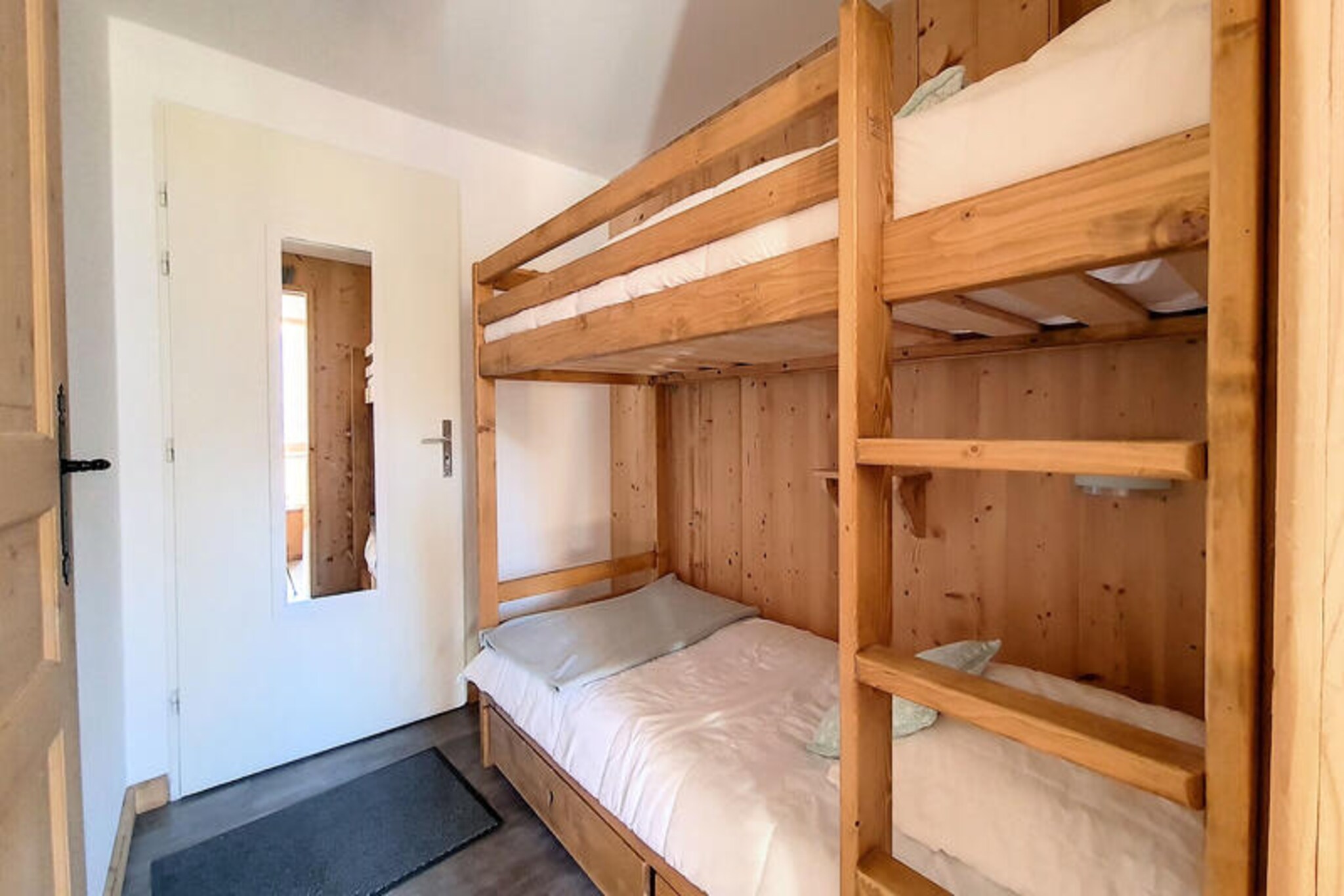 Renovated apartment · Ski-in/ski-out access · Balcony