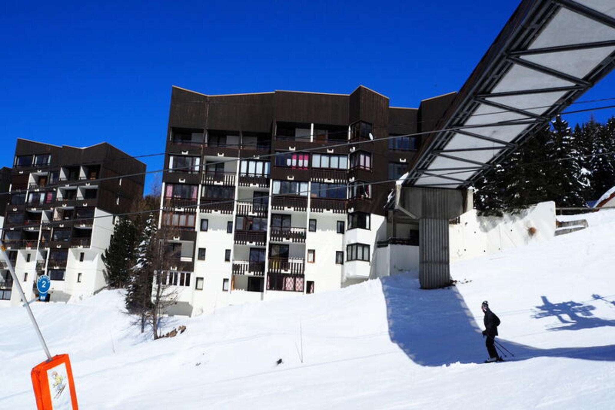 Where the alpine air carries whispers of adventure, this charming apartment in the Sorbier residence invites you to experience the magic of Les Menuires. Perfectly positioned at Place des Bouquetins, it offers true ski-in/ski-out convenience, allowing you to step directly onto the slopes and embrace the thrill of the Three Valleys. The residence’s pedestrian bridge connects you effortlessly to the lively Bruyères district, where restaurants, shops, a cinema, and even a water park await to enrich your holiday experience. Whether you're seeking relaxation or excitement, this location has it all.
Inside, the renovated 2-room apartment exudes warmth and practicality. Designed to accommodate up to four guests, it features a cozy living room with a television and sofa, creating a welcoming space to unwind after a day of alpine exploration. The sleeping arrangements include a private alcove with two single bunk beds and a larger alcove with a double sofa bed, ensuring comfort for families or small groups. The kitchen is fully equipped with modern appliances, including induction hobs, a refrigerator, a multi-function oven, and a dishwasher, making meal preparation a breeze. A bathroom with a bathtub and a separate toilet add to the convenience, while free Wi-Fi keeps you connected throughout your stay.
Beyond the residence, the Bruyères district offers endless opportunities for fun and relaxation. From the ski school and toboggan run to the wellness center and children’s playground, there’s something for everyone. In the evenings, stroll through the village to savor local cuisine or catch a film at the cinema. With the majestic peaks of the Alps as your backdrop, every moment here feels like a postcard-perfect memory waiting to be made. Whether you’re visiting for the snow or the summer trails, this apartment is your gateway to the wonders of Les Menuires.