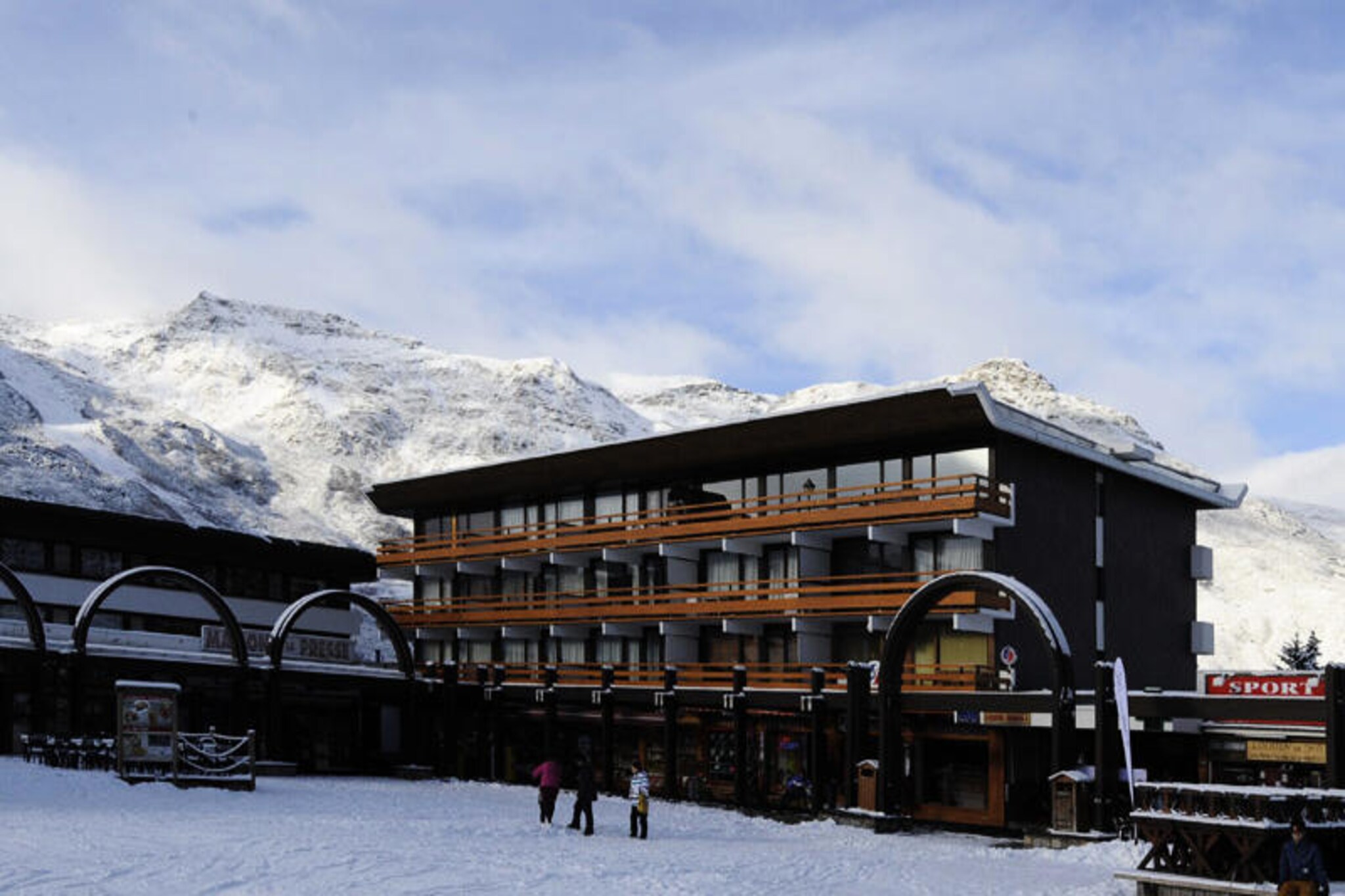 Amid the vibrant Croisette district, this charming studio apartment offers a cozy retreat for two in the heart of the French Alps. With direct access to the slopes and a convenient shopping arcade located right in the building’s basement, every moment of your stay is designed for ease and enjoyment. Whether you’re here to carve through pristine snow or explore the lively resort atmosphere, this property places you at the center of it all. The west-facing orientation ensures you’ll bask in the warm glow of alpine sunsets from the comfort of your third-floor haven. 
                      Compact yet thoughtfully equipped, the apartment features a double sofa bed in the living room, a television for relaxing evenings, and a kitchenette with essential appliances including electric hobs, a refrigerator, toaster, kettle, and coffee maker. The bathroom is fitted with a shower and toilet, ensuring convenience after a day of adventure. With duvets and blankets provided, you’ll find everything you need for a restful night’s sleep. Please note that this is a non-smoking property and pets are not allowed, ensuring a clean and tranquil environment. 
                      Just 200 meters away, the daycare center offers added convenience for families, while free outdoor parking opposite the building (subject to availability) makes arrival and departure stress-free. The Croisette district itself is alive with activity, offering a variety of dining, shopping, and après-ski options to enhance your stay. From thrilling days on the slopes to leisurely evenings exploring the resort, this studio is your gateway to an unforgettable alpine escape. 
                      Whether you’re seeking adventure or relaxation, this cozy retreat combines practicality and charm, making it the perfect choice for couples or solo travelers looking to immerse themselves in the magic of the French Alps.