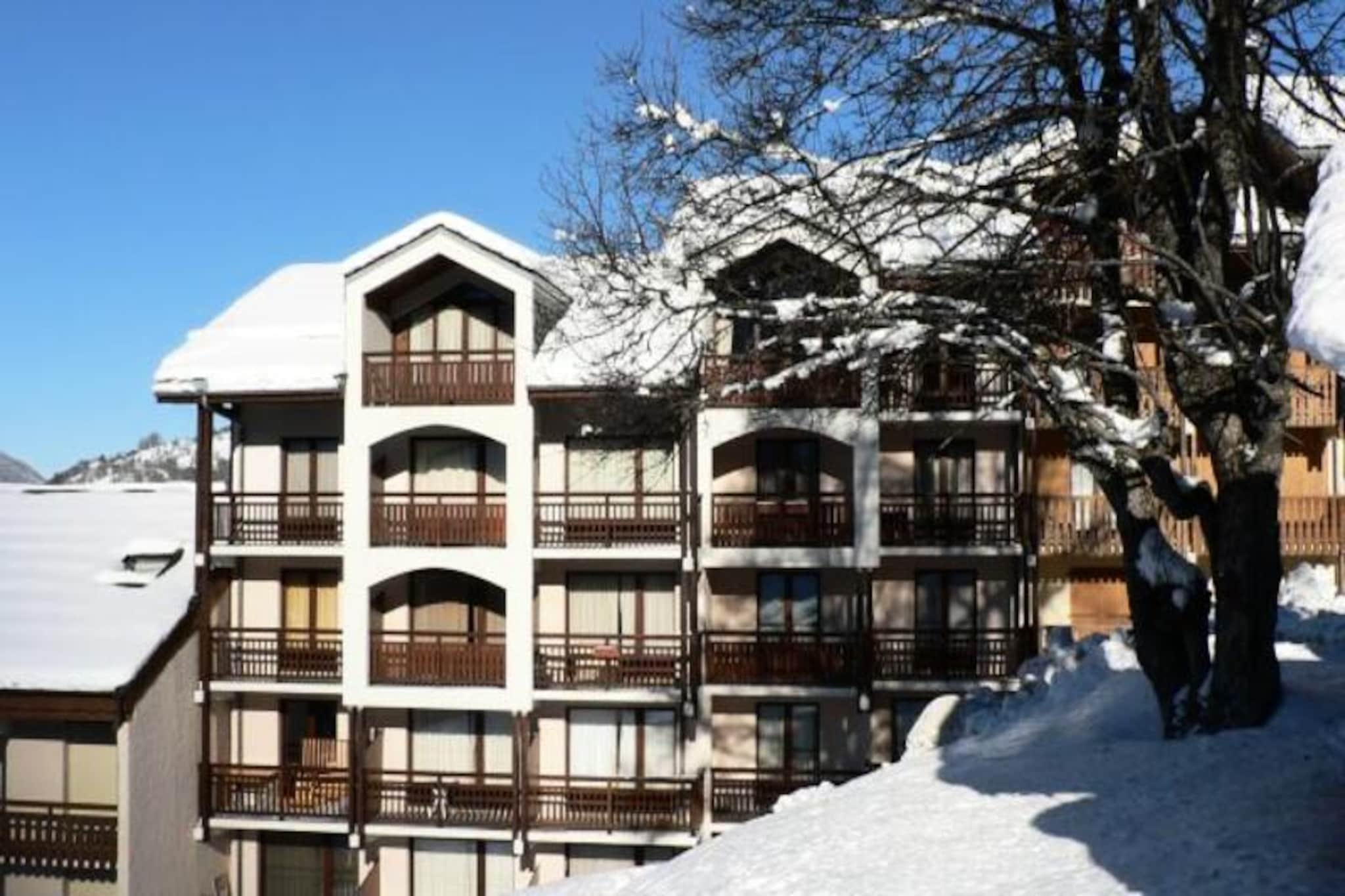 In the charming Grangeraies district of Saint-Martin-de-Belleville, this cozy apartment invites you to experience the magic of the French Alps. Just a short walk from the Saint Martin 1 gondola lift, you’ll find yourself seamlessly connected to the world-renowned 3 Valleys ski area. Whether you’re here for thrilling winter sports or tranquil summer hikes, the breathtaking Cochet mountain range provides a stunning backdrop to your alpine escape. The residence’s southwest-facing balcony is perfect for soaking in the views while enjoying a morning coffee or unwinding after an adventure-filled day. \n\nDesigned for comfort and functionality, this modernized 29 m² apartment accommodates up to four guests. The bedroom features a double bed, while the living room offers a double sofa bed, ensuring restful nights for all. The kitchen is fully equipped with a refrigerator, dishwasher, induction hob, and Nespresso coffee machine, making it easy to prepare meals and snacks. A separate bathroom with a bathtub and a convenient WC add to the practicality of the space. Guests will appreciate the thoughtful amenities, including a ski locker and secure access to the residence. \n\nWith the gondola lift just two minutes away and the village center a mere five-minute walk, you’re perfectly positioned to explore local shops, restaurants, and services. Artificial snow guarantees excellent skiing conditions, while the nearby ski school and equipment rentals cater to all levels of expertise. In summer, the area transforms into a haven for nature lovers, offering scenic trails and outdoor activities. \n\nWhether you’re seeking adventure or relaxation, this apartment is your gateway to unforgettable alpine memories. From its prime location to its inviting ambiance, it’s the ideal retreat for couples, small families, or friends looking to experience the beauty of Saint-Martin-de-Belleville.