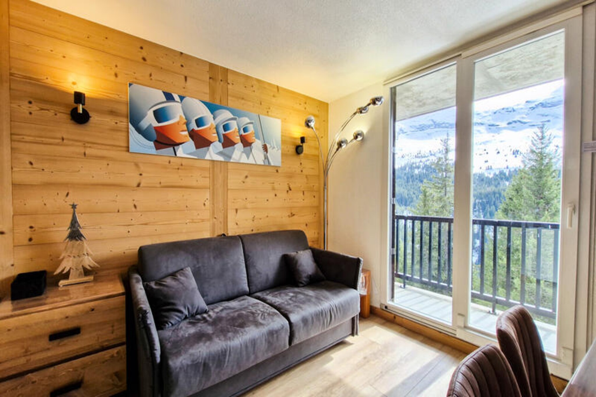 High above the serene landscapes of the French Alps, this charming studio apartment in the Flaine Forêt district offers a cozy retreat for adventurers and nature lovers alike. With its fully renovated interiors and a south-facing balcony that captures the warmth of the alpine sun, this property is your gateway to an unforgettable mountain escape. Whether you’re here for the snow-covered slopes or the vibrant summer activities, every moment promises to be extraordinary.
The 25 m² studio is thoughtfully designed to accommodate up to five guests, making it ideal for couples, small families, or close friends. The sleeping alcove features a comfortable double bed, while the entrance includes a convenient fold-down single bed. The living room invites relaxation with a cozy two-seater sofa bed and a flat-screen TV, perfect for unwinding after a day of exploration. The modern kitchenette is equipped with ceramic hobs, a combination microwave/oven, and a dishwasher, ensuring you have everything needed to prepare delicious meals. A sleek shower room and separate toilet add to the convenience, while the hardwood floors lend a touch of elegance to the space.
Situated just 200 meters from the Gérats chairlift and 500 meters from the main ski lifts, the location is a dream for ski enthusiasts. Shops are a short 200-meter stroll away, and a bus stop is conveniently located just 20 meters from the residence, making it easy to explore the area. In the summer, the Flaine Summer Pass offers a variety of activities, ensuring there’s always something to enjoy.
Whether you’re carving through powdery slopes in winter or hiking scenic trails in summer, this studio apartment provides the perfect base for your alpine adventures. Embrace the beauty of Flaine and create memories that will last a lifetime.