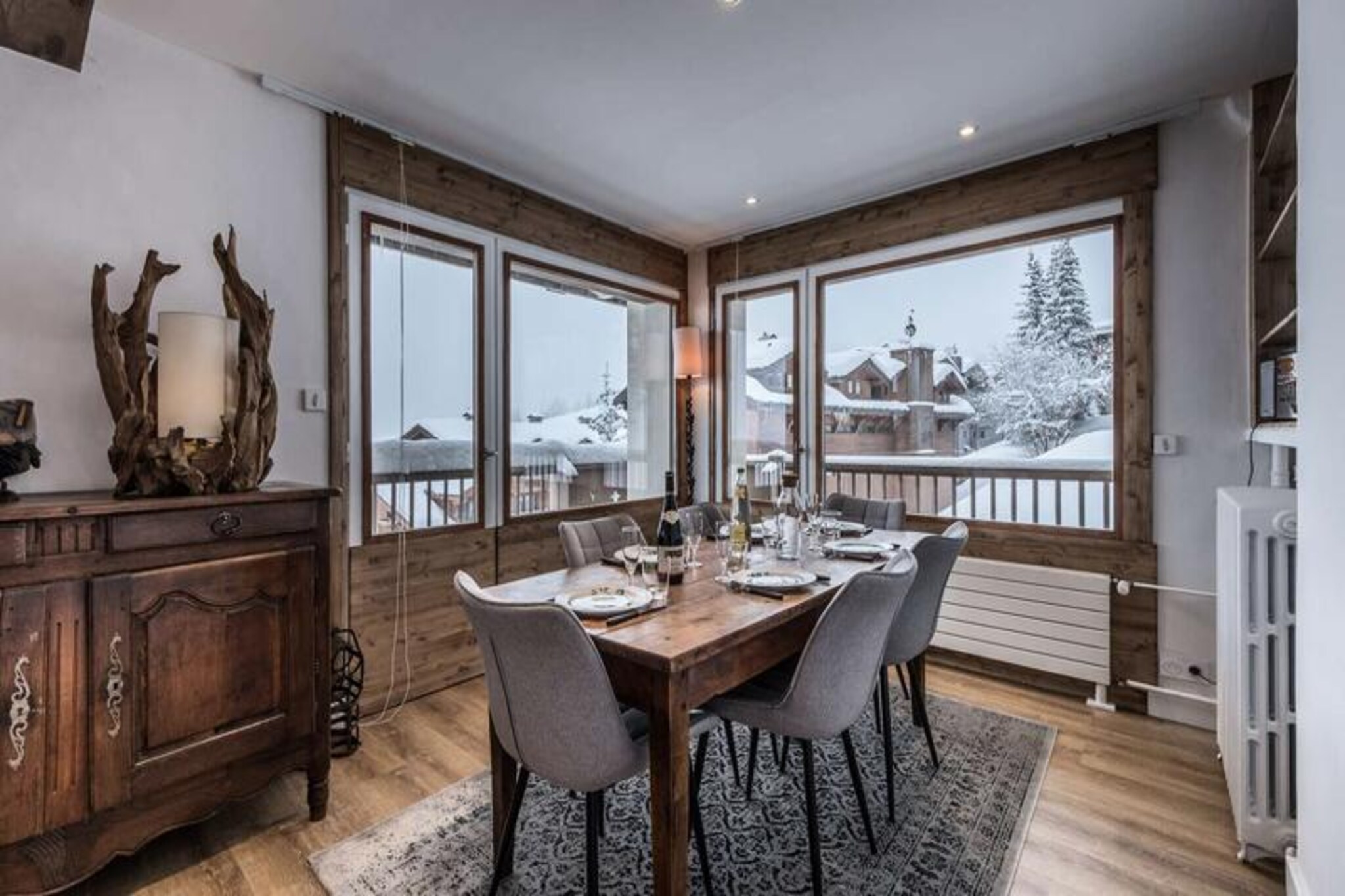 High above the world in the prestigious Courchevel 1850, this beautifully renovated apartment invites you to experience the ultimate alpine escape. With its ski-in/ski-out access, you can step directly onto the slopes and immerse yourself in the magic of the French Alps. Imagine waking up to breathtaking views of the resort, enjoying your morning coffee as the first rays of sunlight illuminate the snowy peaks. This is a place where luxury meets adventure, perfect for creating unforgettable memories with your loved ones.
Inside, the 55 m² apartment is thoughtfully designed to combine modern comfort with mountain charm. The cozy living room, complete with a dining table, sofa, and television, offers a warm space to relax after a day on the slopes. The open-plan kitchen is fully equipped with everything you need, from an oven and microwave to a Nespresso machine and even raclette and fondue sets for authentic alpine evenings. The sleeping arrangements include a serene double bedroom with a wardrobe and TV, and a second bedroom with two single beds, making it ideal for families or small groups. A separate bathroom with a bathtub and double vanity, as well as a separate toilet, ensures convenience for all guests.
Beyond the apartment, Courchevel 1850 offers a vibrant mix of world-class dining, boutique shopping, and après-ski entertainment. The property includes practical amenities such as Wi-Fi, a washer-dryer, ski locker, and both outdoor and covered parking spaces. Our dedicated concierge team is on hand to enhance your stay, offering personalized services like ski pass bookings, equipment rentals, and restaurant reservations.
Whether you’re here for the thrill of skiing, the charm of the resort, or simply to unwind in a luxurious setting, this apartment is your gateway to an extraordinary alpine experience. Let the beauty of Courchevel 1850 captivate you, and make this your home away from home in the mountains.