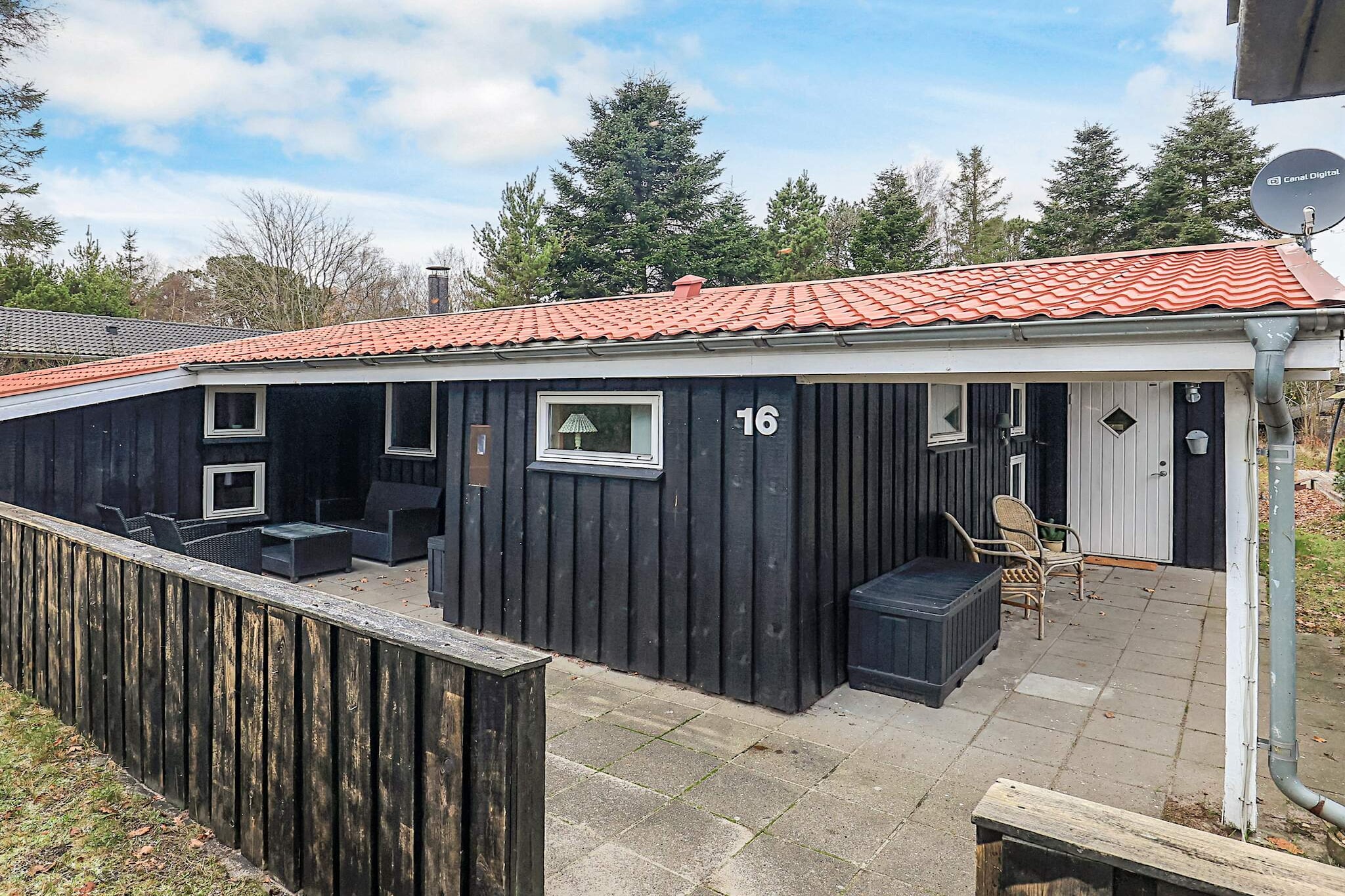 Internet Access DSL, Kitchen(cooker(electric), coffee machine, dishwasher, fridge, freezer(1-59L), washing machine), Living/bed room(TV, game computer, chromecast), bedroom(double bed), bedroom(2x single bed), bathroom(washbasin, shower, toilet), bath tub(outside, heated, 6 persons), heating(electric), garden furniture, air to air heatpump