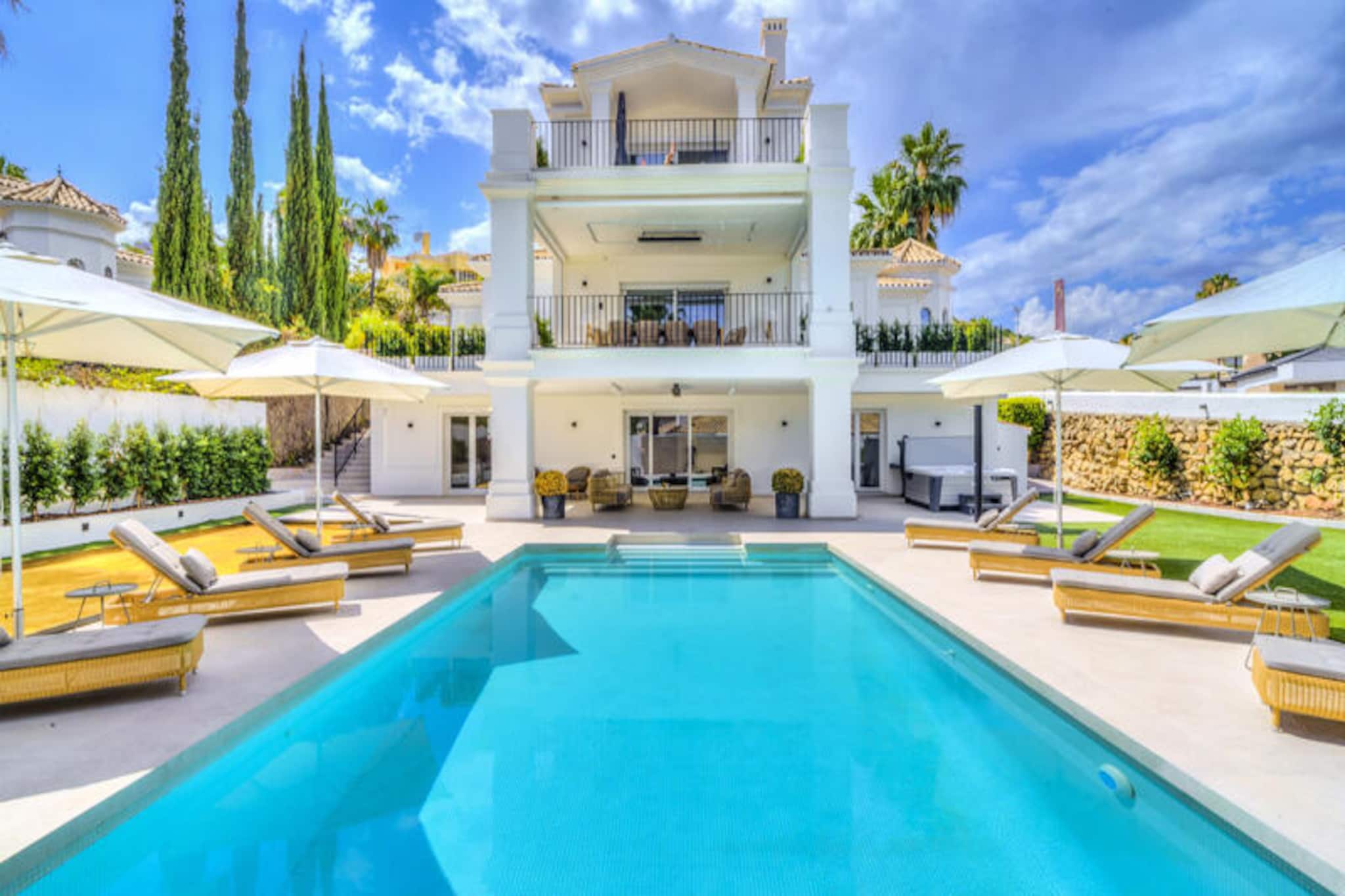 Villa in Nueva Andalucía with Heated Pool