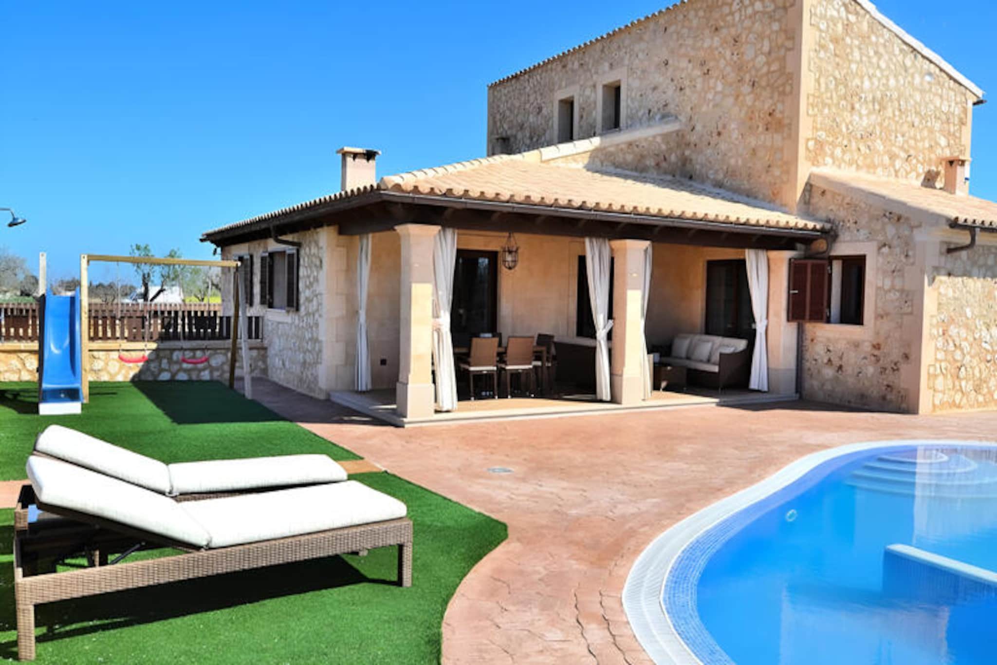 Villa in Buger with Pool and Playground