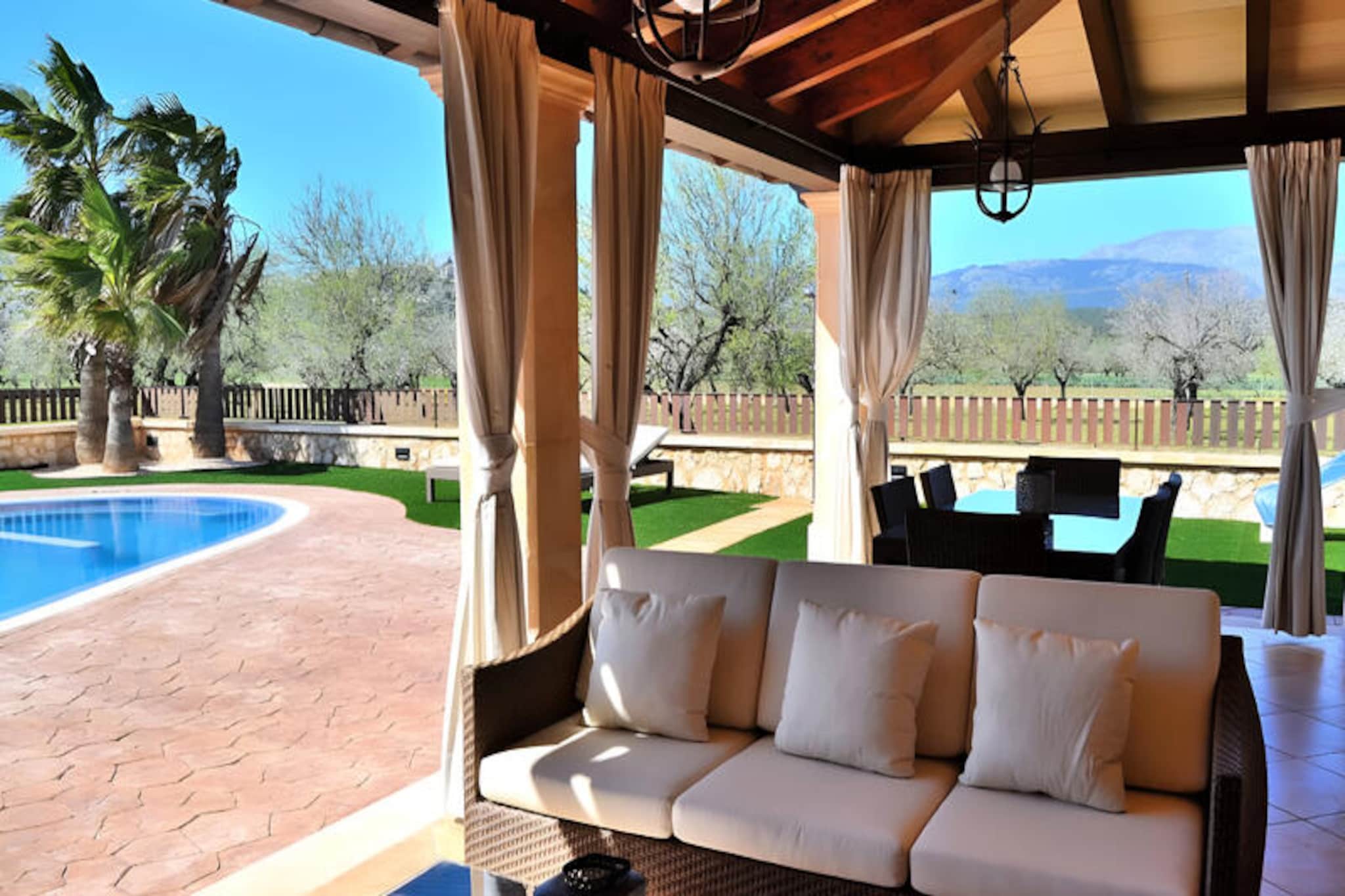 Villa in Buger with Pool and Playground