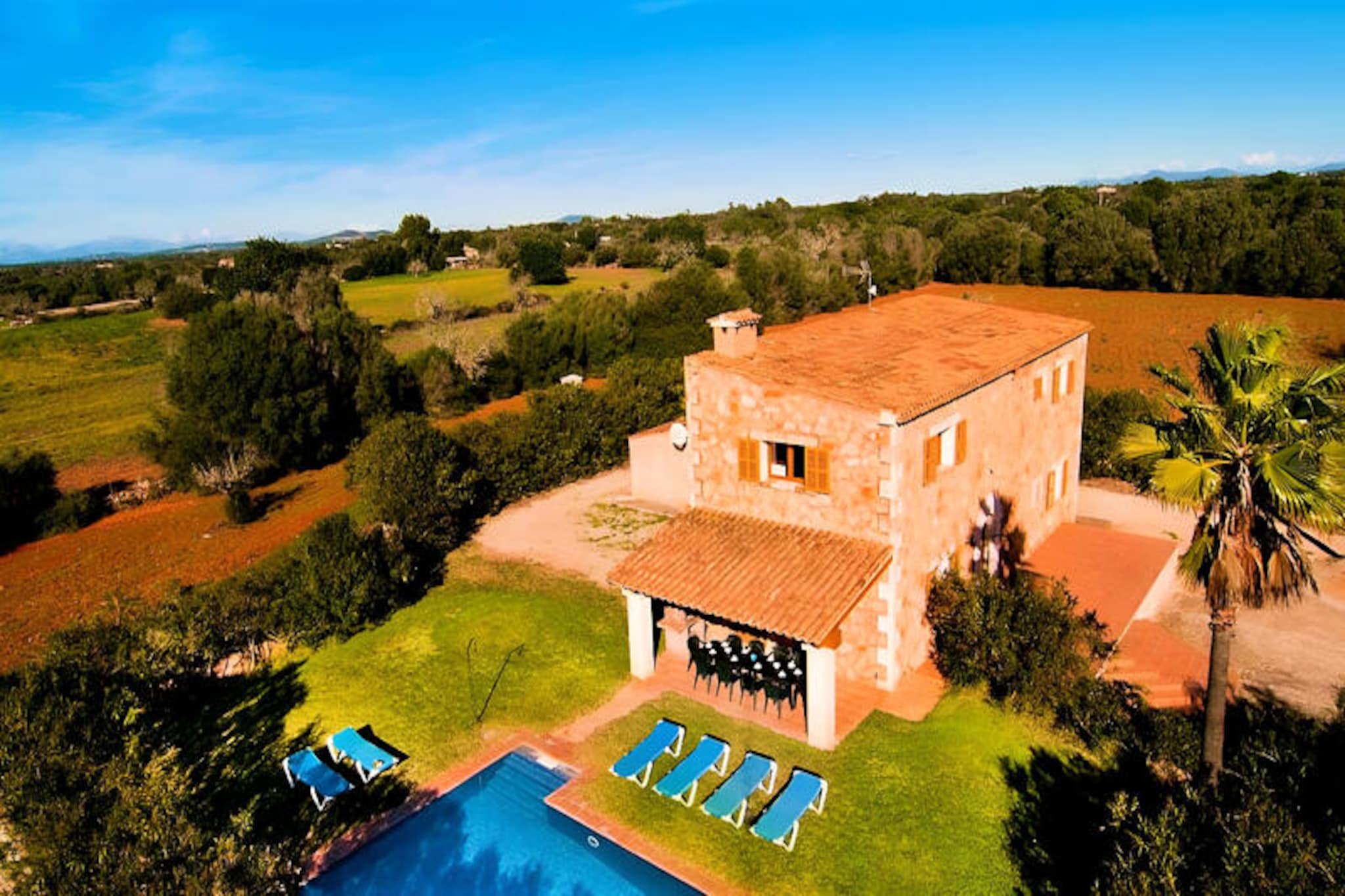 Amidst the serene countryside of southern Mallorca, this charming house offers a tranquil retreat just 5 km from the picturesque village of Campos. Surrounded by lush greenery and within easy reach of the island’s most stunning beaches, including Es Trenc, Ses Covetes, and Sa Rapita, this property is a haven for those seeking relaxation and natural beauty. Whether you’re exploring the vibrant streets of Palma or soaking up the sun on the pristine shores, this location provides the perfect balance of seclusion and accessibility.
Spanning 250 m², the house is thoughtfully designed to accommodate up to six guests. The ground floor features a spacious, fully equipped kitchen with a large dining table, perfect for shared meals. Adjacent to the entrance hall, a cozy living room invites you to unwind, while a bedroom and a bathroom with a bathtub complete the lower level. Upstairs, you’ll find two additional bedrooms and another bathroom, ensuring ample space and privacy for everyone. Each bedroom is equipped with fans and TVs, ensuring comfort during your stay.
Step outside to discover a private oasis. The expansive garden is home to a 10x5m swimming pool, surrounded by comfortable sun loungers for leisurely afternoons. A covered terrace with a dining table for six overlooks the pool, creating the ideal setting for al fresco meals. An outdoor barbecue adds to the charm, allowing you to savor the island’s delightful weather while enjoying local flavors.
With its proximity to Campos, renowned for its blend of history and modernity, and the island’s breathtaking beaches, this property offers an authentic Mallorcan experience. Whether you’re traveling with family or friends, this house promises a memorable stay filled with relaxation, exploration, and the timeless beauty of Mallorca.