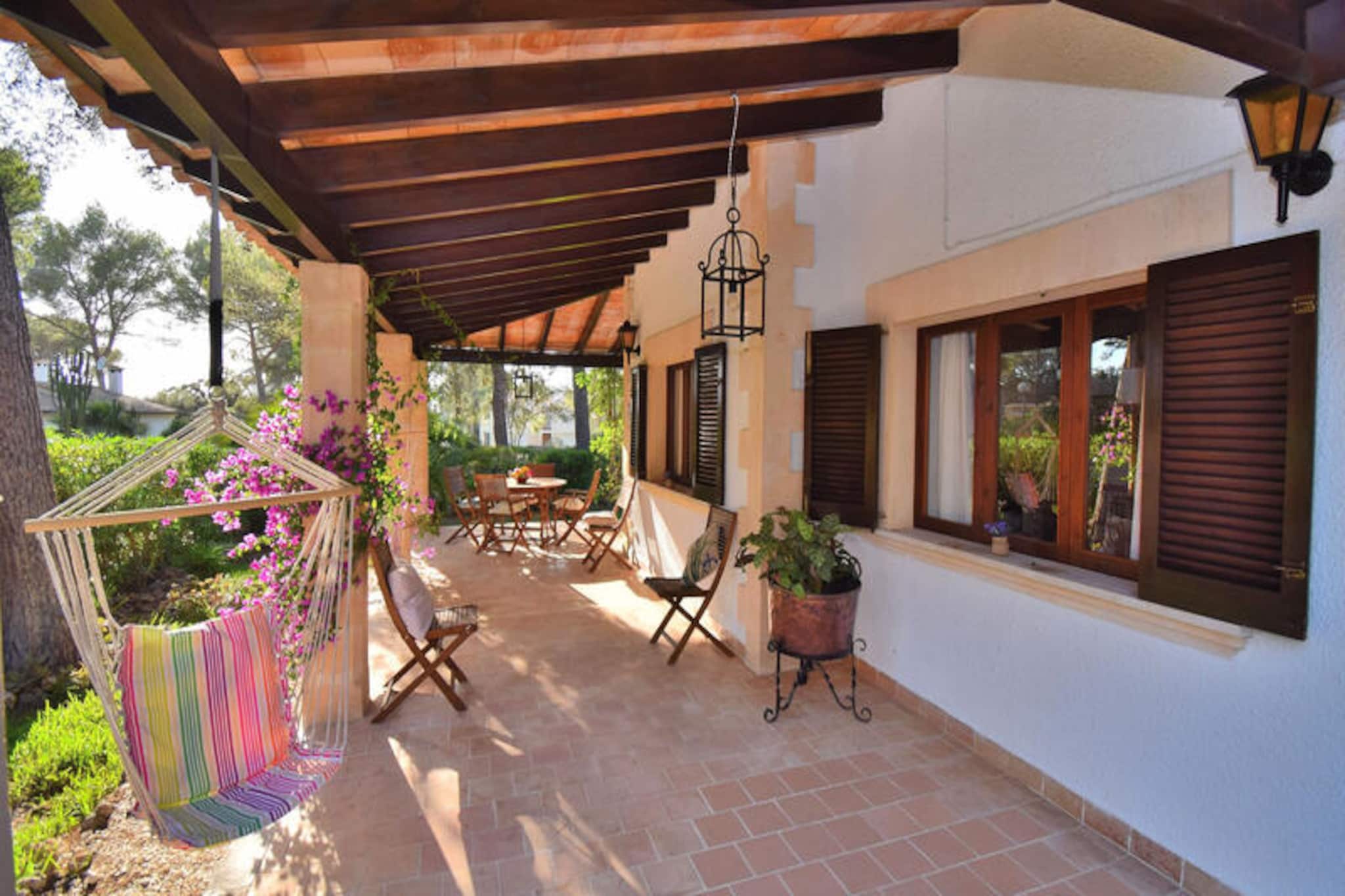 In the serene residential area of Bonaire, Alcúdia, this charming chalet offers a tranquil retreat for up to six guests. Surrounded by lush greenery and just a short drive from the sparkling beaches of Mallorca, this property is perfect for those seeking relaxation and natural beauty. Imagine waking up to the sound of birdsong, enjoying breakfast on the shaded terrace, and spending your days exploring the island’s treasures or simply unwinding in the expansive garden.
The chalet boasts a spacious 120 m² interior, thoughtfully designed for comfort and convenience. The open-plan living and dining area features a large table, cozy seating, a TV, and Wi-Fi, creating a welcoming space for family gatherings or quiet evenings. The fully equipped kitchen invites you to prepare delicious meals with local ingredients. With three double bedrooms—two on the ground floor and one upstairs—and two modern bathrooms, plus an additional toilet, the layout ensures privacy and ease for all guests.
Step outside to discover a 40 m² covered terrace, perfect for al fresco dining, and a sprawling 2,000 m² garden with a manicured lawn and mature trees providing refreshing shade. A barbecue area adds to the outdoor charm, making it ideal for leisurely afternoons and evenings under the stars.
Located near the historic town of Alcúdia, you’ll find cobbled streets, ancient walls, and a vibrant market offering local delicacies and crafts. Pristine beaches with crystal-clear waters are just minutes away, while the surrounding area offers hiking trails, cycling routes, and cultural landmarks. Whether you’re seeking adventure or a peaceful escape, this chalet is your gateway to the magic of Mallorca.