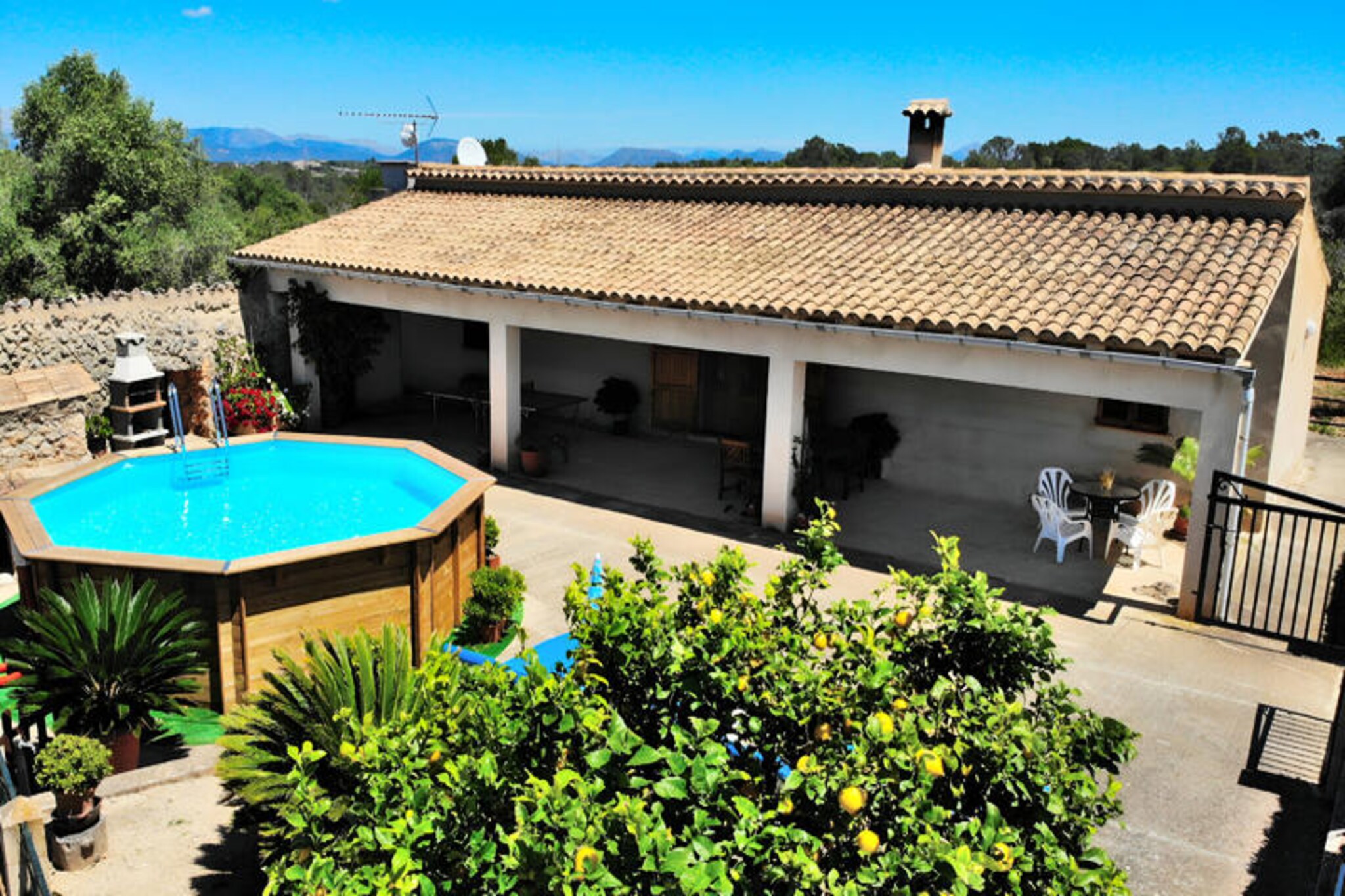 Amidst the serene countryside of Llubí, this charming country house invites you to experience the authentic essence of Mallorca. Surrounded by lush greenery and bathed in Mediterranean sunlight, it offers a tranquil escape where the sounds of nature replace the bustle of everyday life. Whether you’re seeking relaxation or adventure, this idyllic retreat provides the perfect setting for your island getaway.
The house spans 96 square meters and comfortably accommodates up to four guests. With two beautifully decorated bedrooms—one featuring a double bed and the other twin beds—it ensures restful nights for all. The open-plan kitchen is fully equipped with modern appliances, while the cozy living room beckons you to unwind with satellite TV and WiFi at your disposal. Outside, the covered terrace is ideal for al fresco dining, complete with a barbecue and table tennis for added fun. The private swimming pool, surrounded by sun loungers, offers a refreshing oasis under the Mallorcan sky. Fully fenced and with ample parking, the property guarantees privacy and convenience.
Llubí, a picturesque village, is just a short drive away. Explore its charming squares, traditional architecture, and vibrant local life. The surrounding area boasts breathtaking natural landscapes and easy access to Mallorca’s stunning beaches, making it a haven for both nature lovers and beach enthusiasts. Whether you’re strolling through olive groves or discovering hidden coves, the region offers endless opportunities for exploration.
Escape to this delightful farmhouse and immerse yourself in the timeless beauty of Mallorca’s countryside. With its blend of comfort, privacy, and proximity to local gems, this property promises an unforgettable holiday experience.