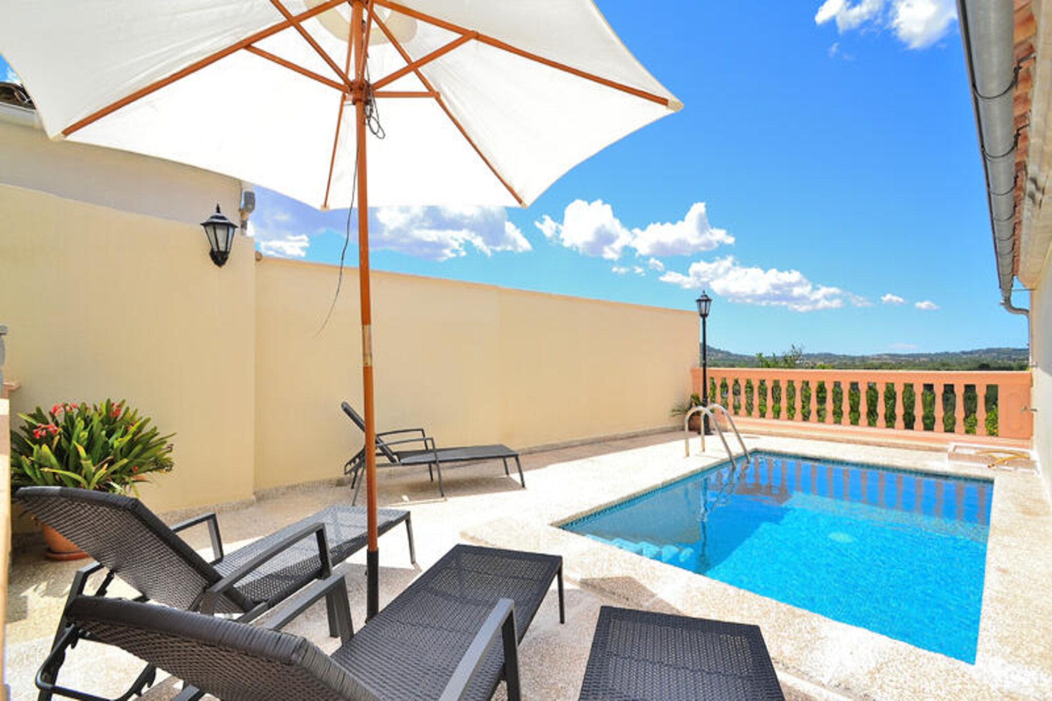 In the heart of the serene village of Búger, this traditional Mallorcan house invites you to experience the authentic charm of rural Mallorca. Surrounded by cobbled streets and picturesque stone houses, this peaceful retreat offers a perfect escape for families or friends seeking tranquility and a taste of local tradition. The idyllic setting, with views stretching to the majestic Sierra de Tramuntana mountains, creates an atmosphere of pure relaxation and natural beauty.
Step inside through an impressive entrance hall, typical of Mallorcan architecture, and discover a home designed for comfort and connection. The ground floor features a cozy living room with a corner sofa and satellite TV, leading to a rustic, fully equipped kitchen with a large dining table. A separate dining room offers additional space for shared meals, while the charming courtyard becomes the heart of your outdoor gatherings. Here, you’ll find a barbecue, a dining area, and a 10-square-meter swimming pool with sun loungers, perfect for soaking up the Mediterranean sun. For families with young children, the pool area can be securely closed off, ensuring peace of mind.
Upstairs, three inviting bedrooms await: one with a double bed and two with twin beds, all sharing a bathroom equipped with both a shower and a bathtub. The house is fully air-conditioned, ensuring a comfortable stay year-round, and also includes a private garage for your convenience.
Búger’s central location makes it an ideal base for exploring Mallorca’s treasures. Whether you’re hiking in the Tramuntana mountains, visiting nearby beaches, or simply wandering through the charming village streets, this home offers the perfect blend of relaxation and adventure. Come and create unforgettable memories in this timeless Mallorcan haven.