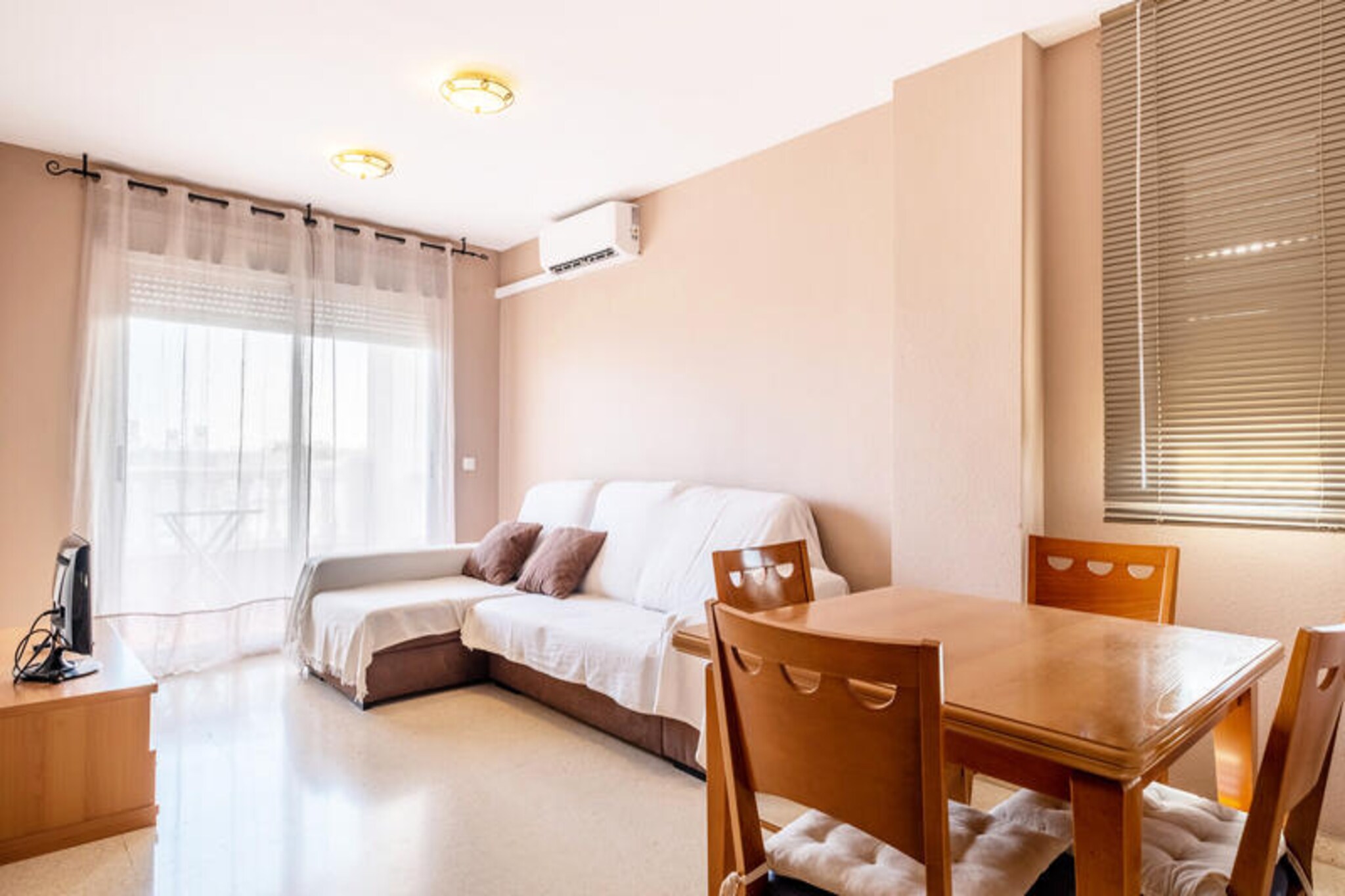 In the heart of Canet d'en Berenguer, where the Mediterranean breeze dances through the streets, this charming apartment offers a serene escape just moments from the golden sands of Playa de Canet. Imagine starting your day with a short stroll to the beach, feeling the warm sun on your skin and the soft sand beneath your feet, before returning to the comfort of your modern retreat. This is the perfect setting for a relaxing holiday by the sea.
The apartment, designed with both style and functionality in mind, features two cozy bedrooms and accommodates up to four guests. Spanning 60 m², it boasts a bright living space with air conditioning, ensuring comfort even on the warmest days. The American-style kitchen is fully equipped with an induction cooktop, refrigerator, microwave, oven, and dishwasher, making it easy to prepare meals with fresh local ingredients. Step out onto the balcony to enjoy a quiet moment with your morning coffee or an evening glass of wine. Additional amenities include a washing machine, hairdryer, and covered parking in the same building, while the shared swimming pool invites you to cool off and unwind.
Surrounded by convenience, the property is just 250 meters from Parque Saludable Del Faro and a short walk to local restaurants like Restaurante Sarao. The sandy Playa de Canet is only 650 meters away, while Playa Almardá and Playa Puerto Sagunto are within easy reach for those seeking variety in their beach outings. Supermarkets such as Consum and Mercadona are nearby for all your essentials, and the historic town of Sagunto, with its ancient Roman ruins, is just 8 kilometers away. For those traveling further afield, the Sagunto train station is only 9 kilometers from your doorstep.
Whether you’re looking to soak up the sun, explore the rich history of the region, or simply enjoy a peaceful retreat, this apartment in Canet d'en Berenguer offers the perfect base for your Mediterranean getaway.