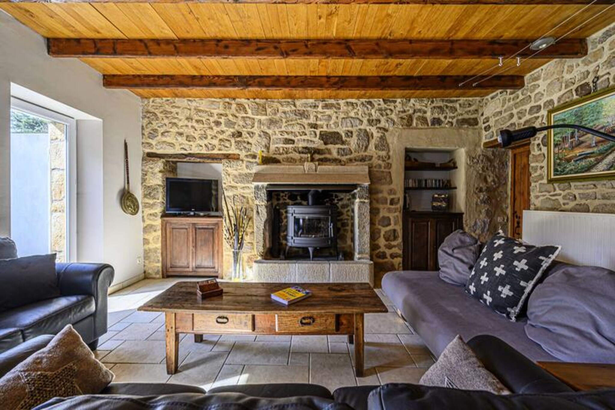 Embrace the serene charm of Southern Morbihan with a stay in this delightful farmhouse, perfectly situated along the peaceful banks of the Sac'h River in Étel. Surrounded by lush landscapes and just moments from the picturesque Ria d'Étel, this property offers a tranquil retreat for families seeking both relaxation and adventure. Imagine waking up to the gentle sounds of nature, enjoying breakfast on the sunlit terrace, and planning a day exploring the breathtaking coastline and charming villages nearby.
This spacious 150 m² farmhouse is thoughtfully designed to accommodate up to eight guests, making it ideal for larger families or groups. The ground floor features a cozy living room with comfortable sofas, a television, and Wi-Fi, as well as a dining area perfect for shared meals. The separate, fully equipped kitchen includes modern appliances such as a dishwasher, fridge-freezer, and microwave, ensuring a stress-free stay. Upstairs, five beautifully appointed bedrooms, including an attic room and en-suite options, provide restful havens for all. The south-facing garden, complete with sun loungers, a barbecue, and outdoor furniture, invites you to unwind under the warm Breton sun.
Located just 900 meters from Étel’s port, beaches, and shops, this farmhouse is an excellent base for exploring the region. Discover the pristine sands of Kerhillio Beach, the historic charm of Saint-Cado Island, or the iconic standing stones of Carnac, all within a short drive. Venture further to the Quiberon Peninsula, the Gulf of Morbihan, or the artistic enclaves of Pont-Aven and Concarneau for unforgettable day trips.
Whether you’re savoring local seafood, cycling along scenic trails, or simply soaking in the peaceful ambiance of the garden, this farmhouse offers the perfect blend of comfort and location. Create lasting memories in this enchanting corner of Brittany.