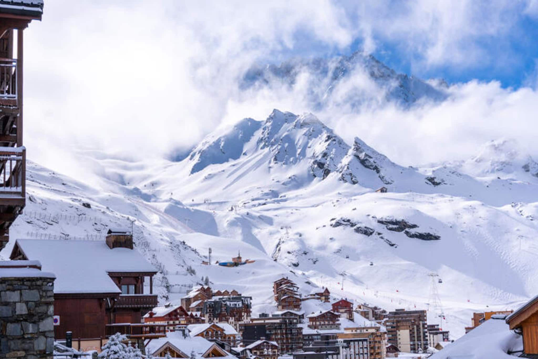 High above the picturesque Val Thorens, Chalet Mouflon offers a serene alpine retreat in the tranquil Balcons district. With its breathtaking panoramic views of the surrounding peaks and the resort below, this chalet is perfect for groups of friends or families seeking a blend of comfort and adventure. Just a 10-minute walk from the lively center of Val Thorens, you’ll find yourself close to shops, restaurants, and the slopes, while enjoying the peace and privacy of this exceptional location.
The 6-room duplex apartment spans an impressive 165m² and comfortably accommodates 10-12 guests. The south-facing terrace invites you to soak in the sun and admire the stunning mountain vistas, while the private sauna provides the perfect way to unwind after a day on the slopes. The spacious living room, complete with a cozy corner sofa, TV, and balcony access, is ideal for relaxing evenings. The fully equipped kitchen features modern appliances, including a Nespresso coffee machine, oven, microwave, and two refrigerators/freezers, ensuring you have everything you need for a self-catered stay.
Each of the five bedrooms is thoughtfully designed for comfort, with en-suite shower rooms and toilets. The layout includes two double bedrooms with balcony access, two twin bedrooms, and a triple bedroom, making it ideal for groups of various sizes. Additional amenities such as a ski locker, boot dryer, and ample storage space ensure convenience throughout your stay.
Whether you’re here to ski the world-class slopes of Val Thorens, explore the vibrant après-ski scene, or simply relax in the serene mountain setting, Chalet Mouflon offers an unforgettable alpine experience. Let the majestic peaks and crisp mountain air inspire your next adventure.