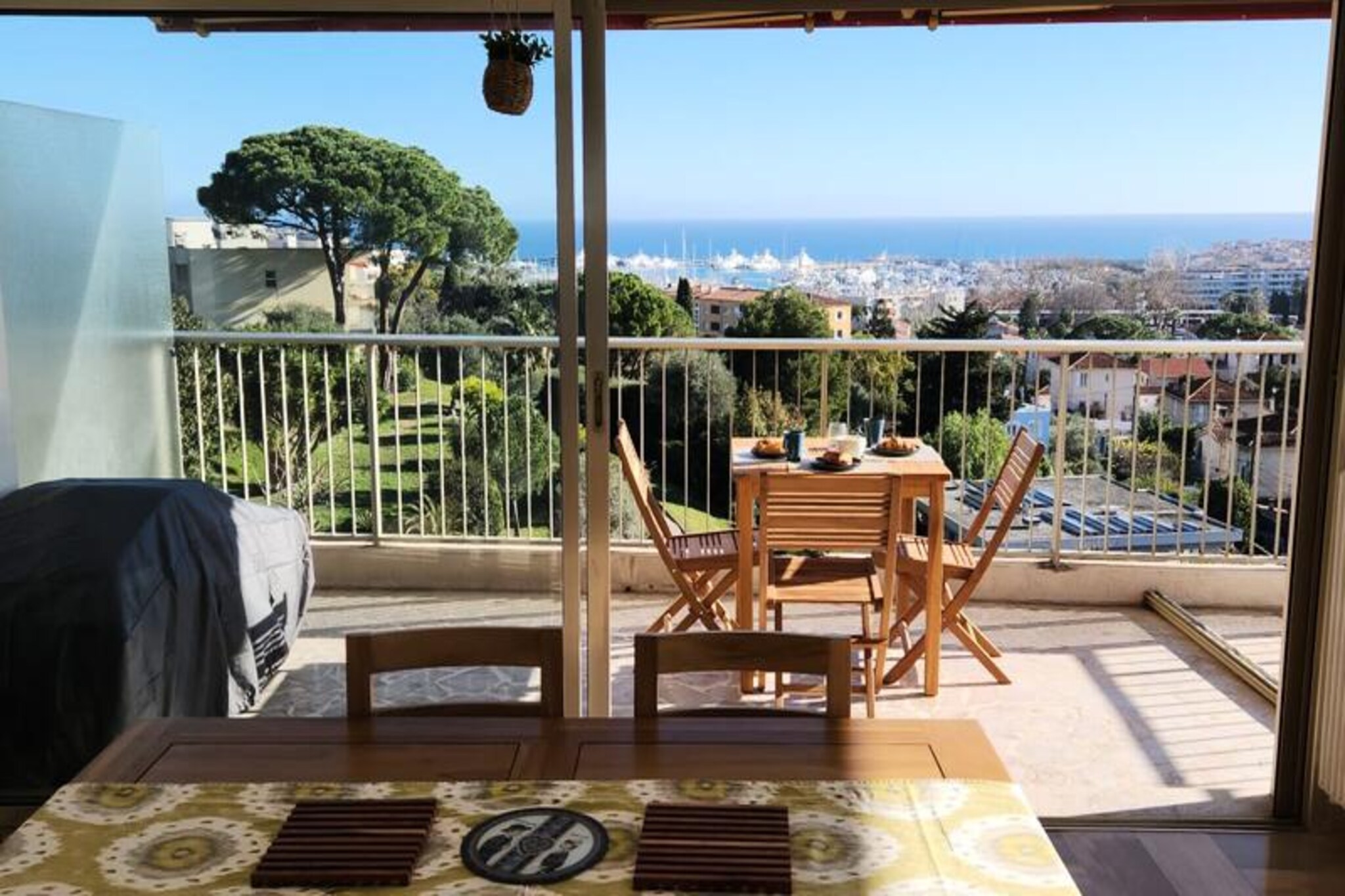 High above the sparkling coastline of Antibes, this elegant three-room apartment offers a serene escape with panoramic views of the Mediterranean Sea, the iconic Vauban port, and the distant mountains. From the moment you step onto the 29m² terrace, the beauty of the French Riviera unfolds before you, creating the perfect backdrop for a memorable holiday. Whether you're sipping your morning coffee or enjoying a sunset dinner, the scenery is nothing short of breathtaking. 
 
 Inside, the apartment combines modern luxury with thoughtful comfort. The spacious living room, bathed in natural light, features a cozy sofa, a dining area for six, and direct access to the terrace. The fully equipped kitchen, complete with a central island, makes meal preparation a pleasure. Two beautifully appointed bedrooms, each with its own en-suite bathroom, ensure privacy and relaxation. The master bedroom boasts a private balcony overlooking a lush garden, while the second bedroom offers a tranquil retreat with a double bed. Reversible air conditioning in the bedrooms and high-speed Wi-Fi add to the convenience.
 
 The residence itself is a haven of tranquility, set within an expansive 8-hectare park. Guests can enjoy leisurely strolls or take a refreshing dip in the outdoor pool (open until September 30th). The secure, family-friendly neighborhood provides easy access to Antibes' vibrant city center and charming old town, just a short walk away. Local shops, restaurants, and essential services are all within reach, while Gravette Beach is a mere 19-minute stroll from your door.
 
 With its unbeatable location, luxurious amenities, and stunning views, this apartment is the ideal choice for families, couples, or business travelers seeking a refined Riviera experience. Let the charm of Antibes and the allure of the Mediterranean create memories to last a lifetime.