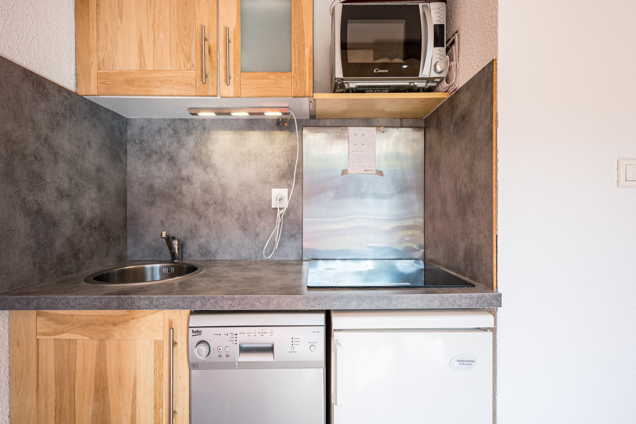 The apartment in Morillon has 1 bedrooms and capacity for 6 persons. Accommodation of 31 mÂ² cozy and is very light, It has mountain and slopes. The property is located 50 m city, 50 m supermarket, 50 m ski resort, 100 m the restaurant and it is located in a a family-friendly zone and in a mountainous area. The accommodation is equipped with the following items: elevator, outdoor furniture, balcony, electric heating, heated swimming pool communal. The open plan kitchen, electric, is equipped with refrigerator, microwave, dishwasher, dishes/cutlery, kitchen utensils, coffee machine and toaster.