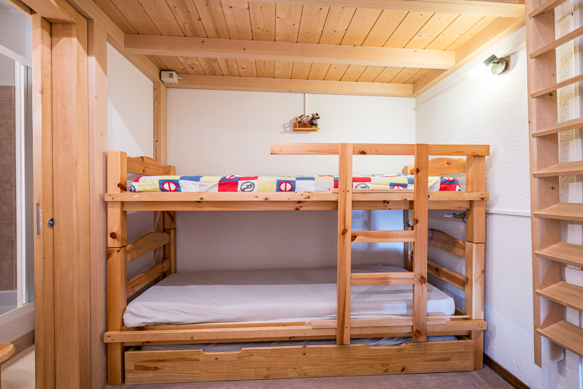 open kitchen(electric kettle, toaster, coffee machine, microwave, dishwasher, fridge, dishes and cutlery), Living/diningroom(double sofa bed, bunk bed, TV, dining table), bedroom(double bed), bathroom(shower, washbasin, toilet), bathroom(bath tub, washbasin, toilet), washing machine, balcony, parking