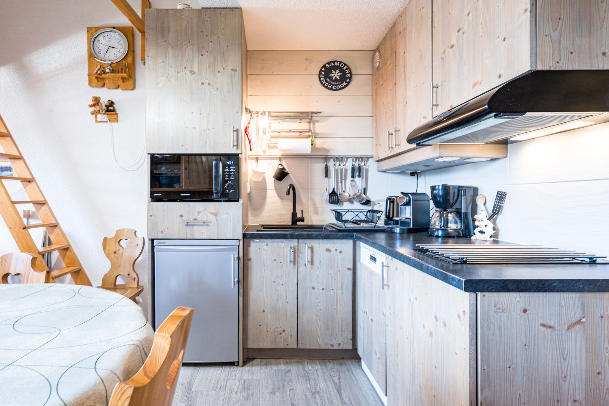 The apartment in Morillon has 1 bedrooms and capacity for 8 persons (max. 6 adults). Accommodation of 42 mÂ² homely and is fully-equiped, It has mountain and slopes. The property is located 30 m ski resort, 50 m city, 50 m supermarket and it is located in a a family-friendly zone and in a mountainous area. The accommodation is equipped with the following items: washing machine, balcony, garage in the adjoining building. The open plan kitchen, electric, is equipped with refrigerator, microwave, dishwasher, dishes/cutlery, kitchen utensils, coffee machine, toaster and kettle.