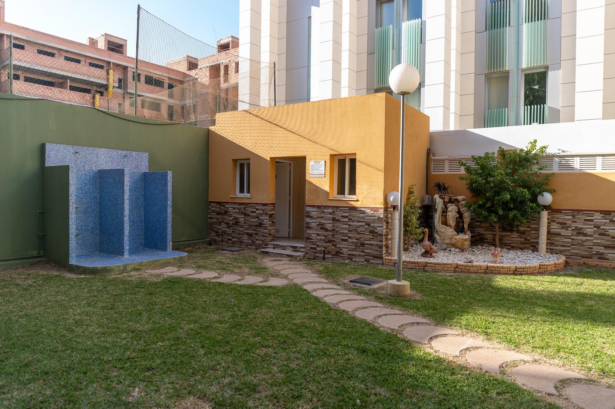 CT 386 AL - Faro's Roquetas Beach Apartment-Tuinen zomer