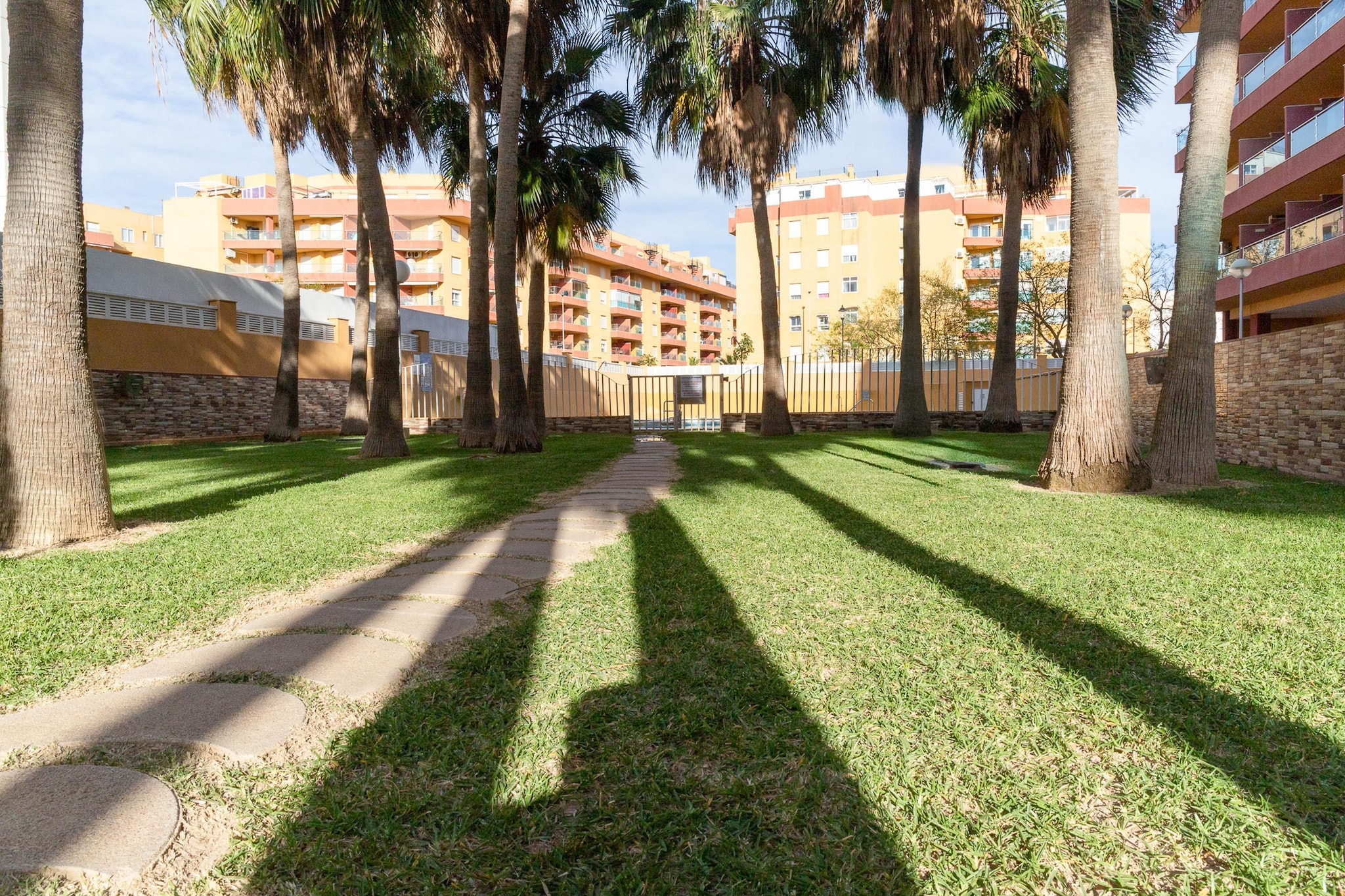 CT 386 AL - Faro's Roquetas Beach Apartment-Tuinen zomer