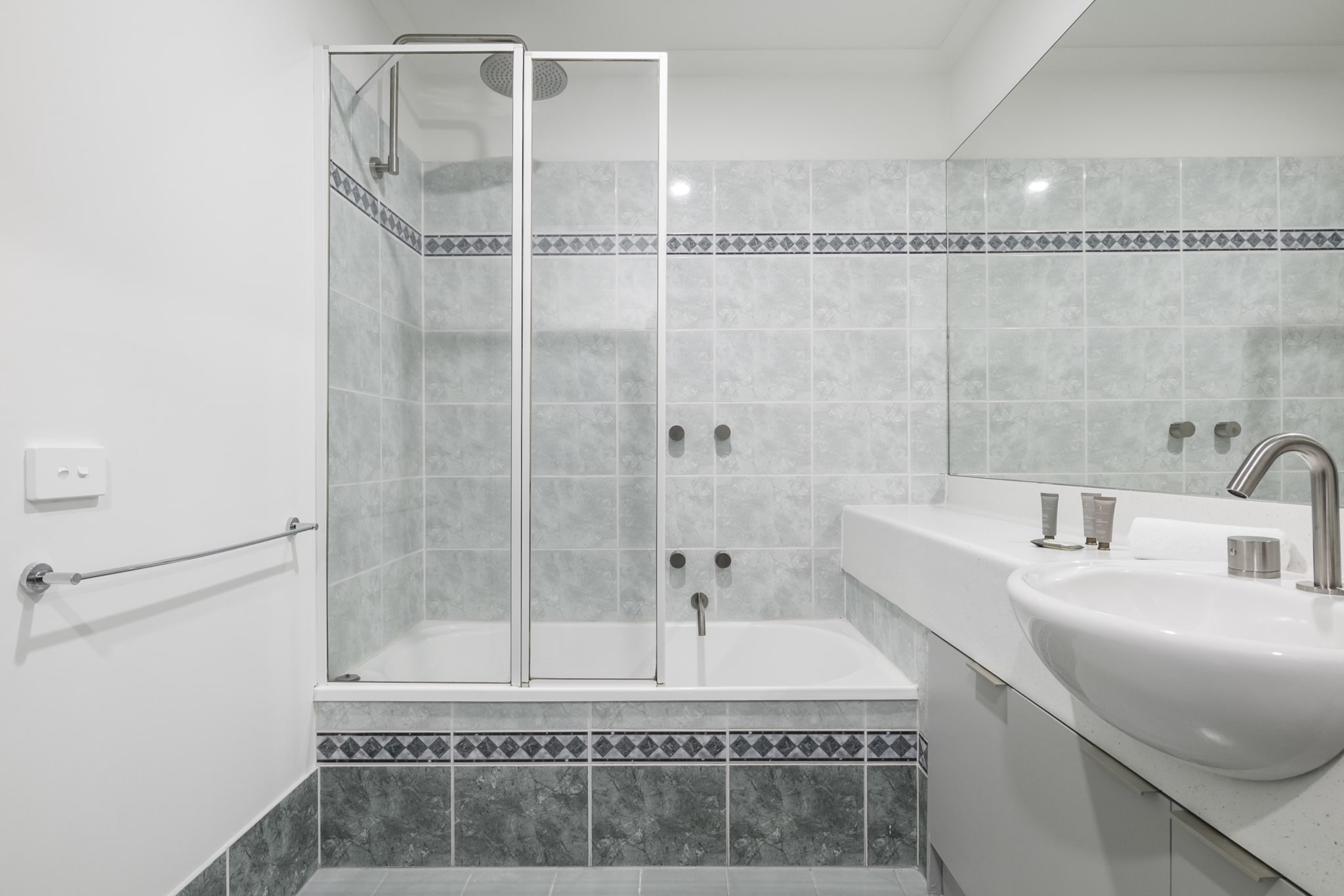 Bed Linen, Desk, Elevator, Fan, Hot Water, Internet Access DSL, Wardrobe, Living room(TV, seating area, air conditioning), Kitchen(dining table, stove, electric kettle, toaster, coffee machine, oven, microwave, dishwasher, fridge, freezer, dishes and cutlery, Wine glasses), bedroom(Queen Bed), bedroom(Queen Bed), bedroom(Queen Bed), bathroom(tumble dryer, washing machine, iron, hairdryer, Towels/Sheets (Incl.), shampoo, body soap, Essentials, Conditioner), bathroom, First Aid, Play area, bath tub, balcony or terrace, heating, swimming pool, private outdoor pool, Dedicated workspace, Cooking basics, Carbon monoxide detector, Coffee, Downtown, Room-darkening shades, Town