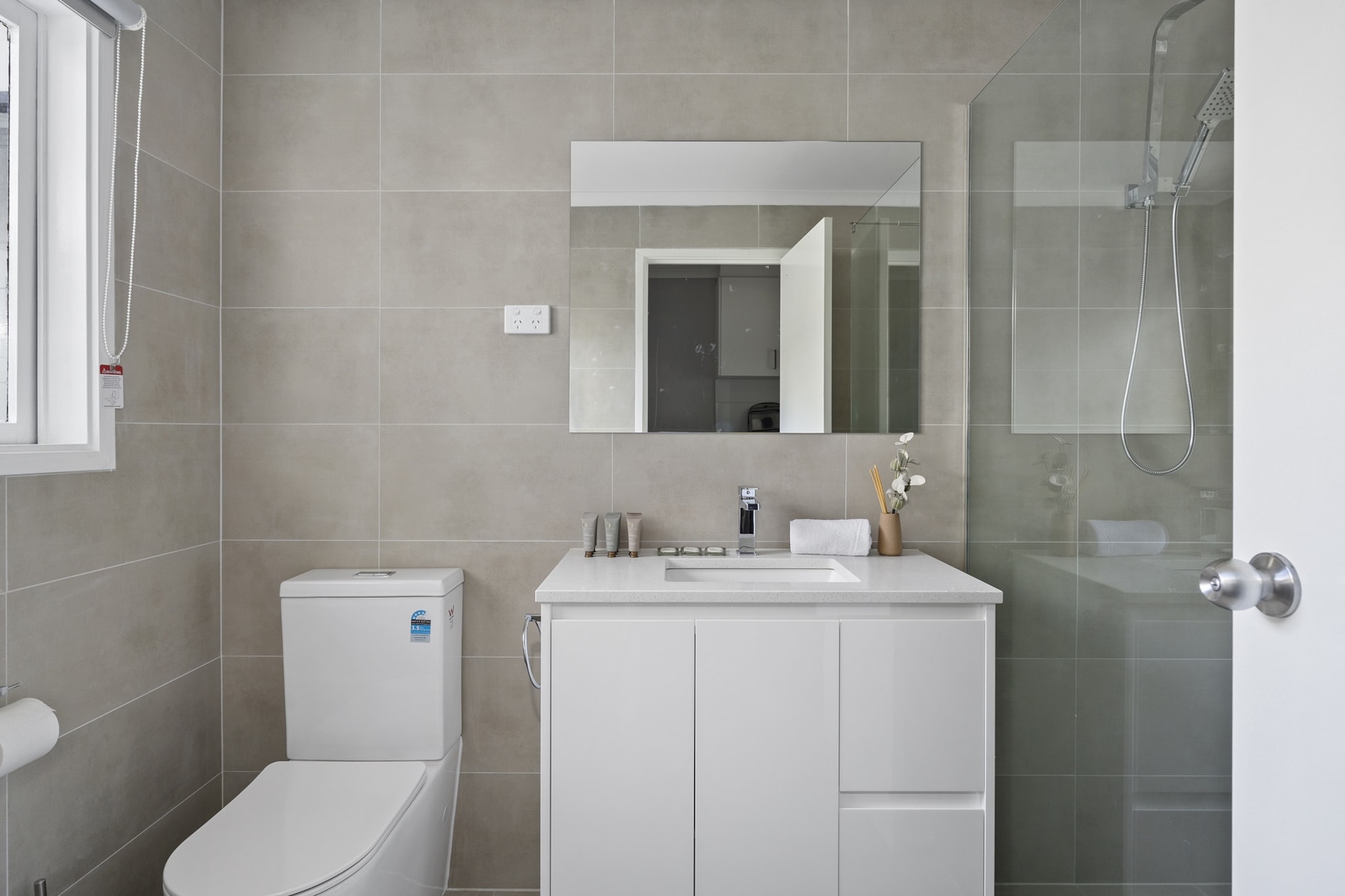 Bed Linen, Fan, Hot Water, Internet Access DSL, Wardrobe, Living room(double sofa bed, TV, fireplace, seating area), Kitchen(dining table, stove, electric kettle, coffee machine, oven, microwave, dishwasher, fridge, dishes and cutlery, Wine glasses), bedroom(Queen Bed), bedroom(Queen Bed), bedroom(2x bunk bed), bedroom(Queen Bed), bedroom(2x single bed), bathroom(tumble dryer, washing machine, iron, hairdryer, Towels/Sheets (Incl.), shampoo, body soap, Essentials, Conditioner, Shower gel), bathroom, First Aid, fireplace, air conditioning, Cooking basics, Long term stays allowed, Near Ocean, Room-darkening shades, Town