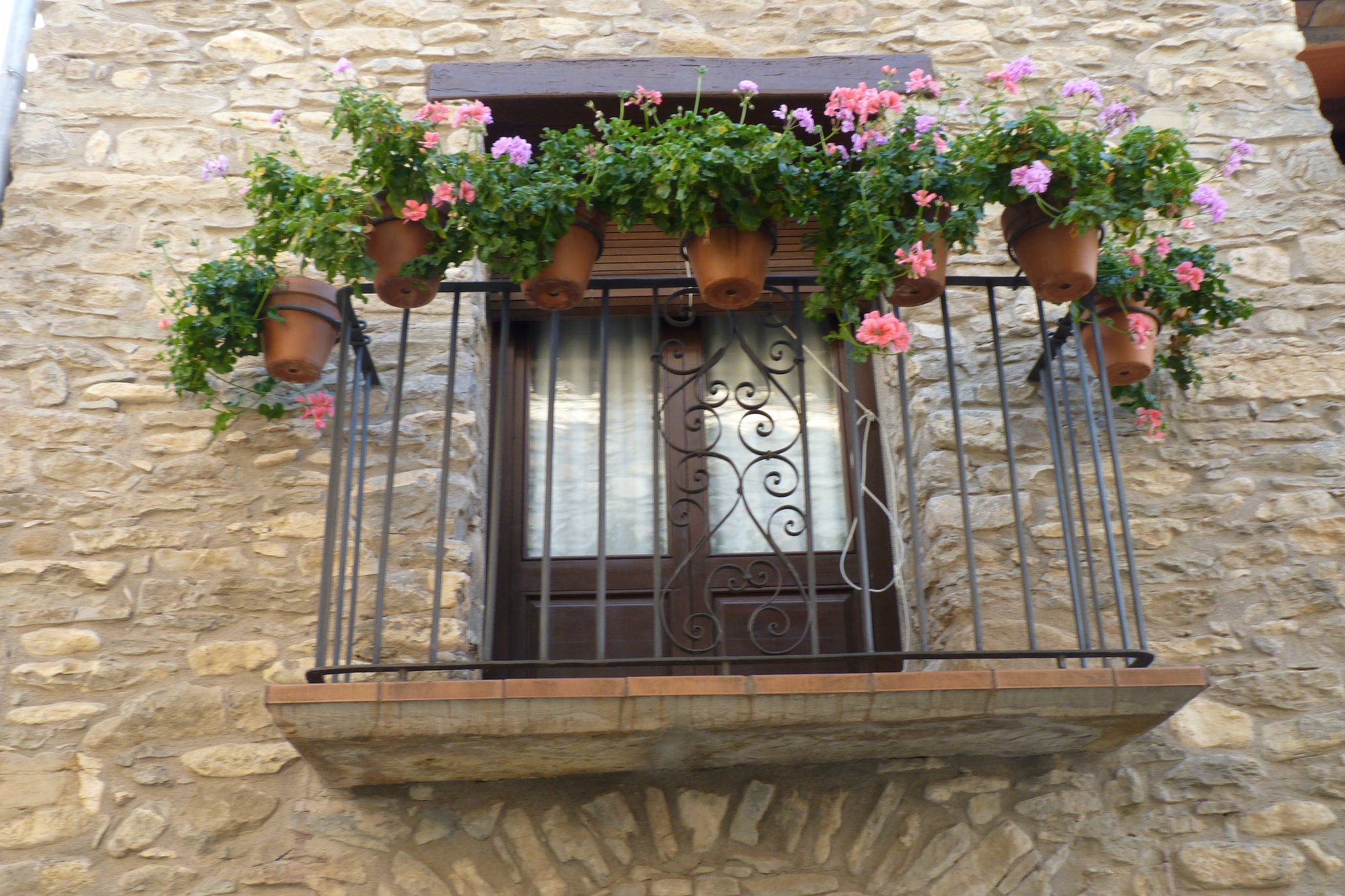 In the quiet town of Castigaleu, in the foothills of the Pyrenees, is this country house ideal for the stay of a family or group of up to 7 people.
The nearby surroundings are of great interest for carrying out outdoor activities like cycling, hiking, canyoning, kayaking, bathing etc. You can visit Pyrenean valleys like Ordesa Valley, Bielsa and Pineta Valley, Arán Valley, Boí Valley, natural parks like Montrebei, Sierra de Guara and Posets-Maladeta and national parks such as Ordesa and Monteperdido, Aigüestortes and Estany de Sant Maurici. There are several medieval towns (Montañana), rivers (Vero), and bathing rivers (Ríos Isábena) worth exploring too. The beautiful saltwater pools of Naval are also worthwhile.
It consists of 3 bedrooms, 2 full bathrooms, 1 toilet, fully equipped kitchen with fireplace, dining room, living room with television, room with washing machine and space for storing bicycles, furnished terrace and a fenced garden, with furniture and barbecue, where relax and watch the great starry nights in the area.