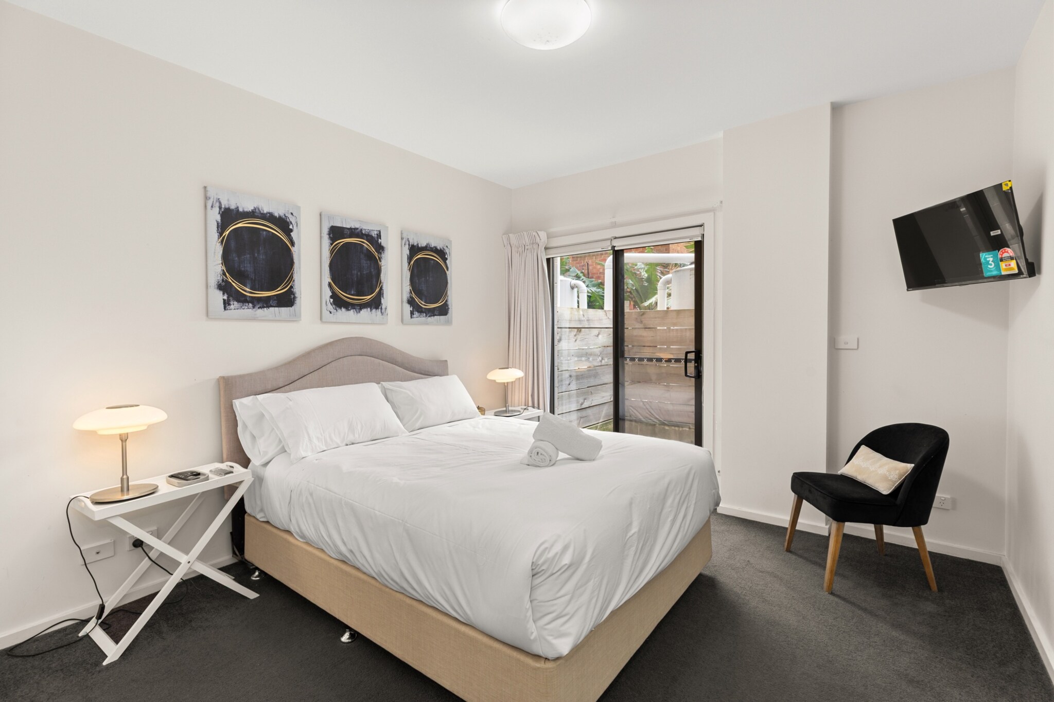 Bed Linen, Fan, Hot Water, Internet Access DSL, Wardrobe, Living room(single sofa bed, TV), Kitchen(dining table, stove, electric kettle, toaster, coffee machine, oven, microwave, dishwasher, fridge, dishes and cutlery, Wine glasses), bedroom(Queen Bed), bathroom(tumble dryer, washing machine, iron, hairdryer, Towels/Sheets (Incl.), shampoo, body soap, Essentials, Conditioner, Shower gel), First Aid, Play area, freezer, balcony or terrace, Carbon monoxide detector, Coffee, Downtown, Long term stays allowed, Room-darkening shades, Town