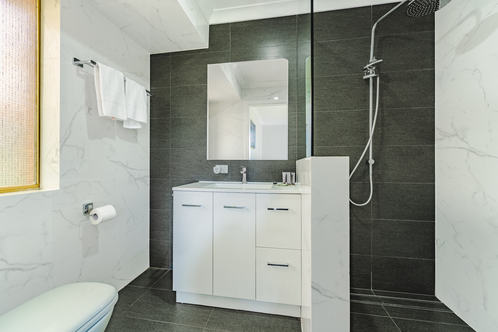 Bed Linen, Hot Water, Internet Access DSL, Wardrobe, Living room(single sofa bed, TV), Kitchen(dining table, stove, electric kettle, toaster, coffee machine, oven, microwave, fridge, freezer, dishes and cutlery, Wine glasses), bedroom(Queen Bed), bedroom(double bed), bedroom(double bed), bedroom(bunk bed), bathroom(tumble dryer, washing machine, iron, hairdryer, Towels/Sheets (Incl.), shampoo, body soap, Essentials, Conditioner, Shower gel), bathroom, First Aid, Play area, balcony or terrace, heating, air conditioning, Cooking basics, Carbon monoxide detector, Coffee, Long term stays allowed, Room-darkening shades, Town